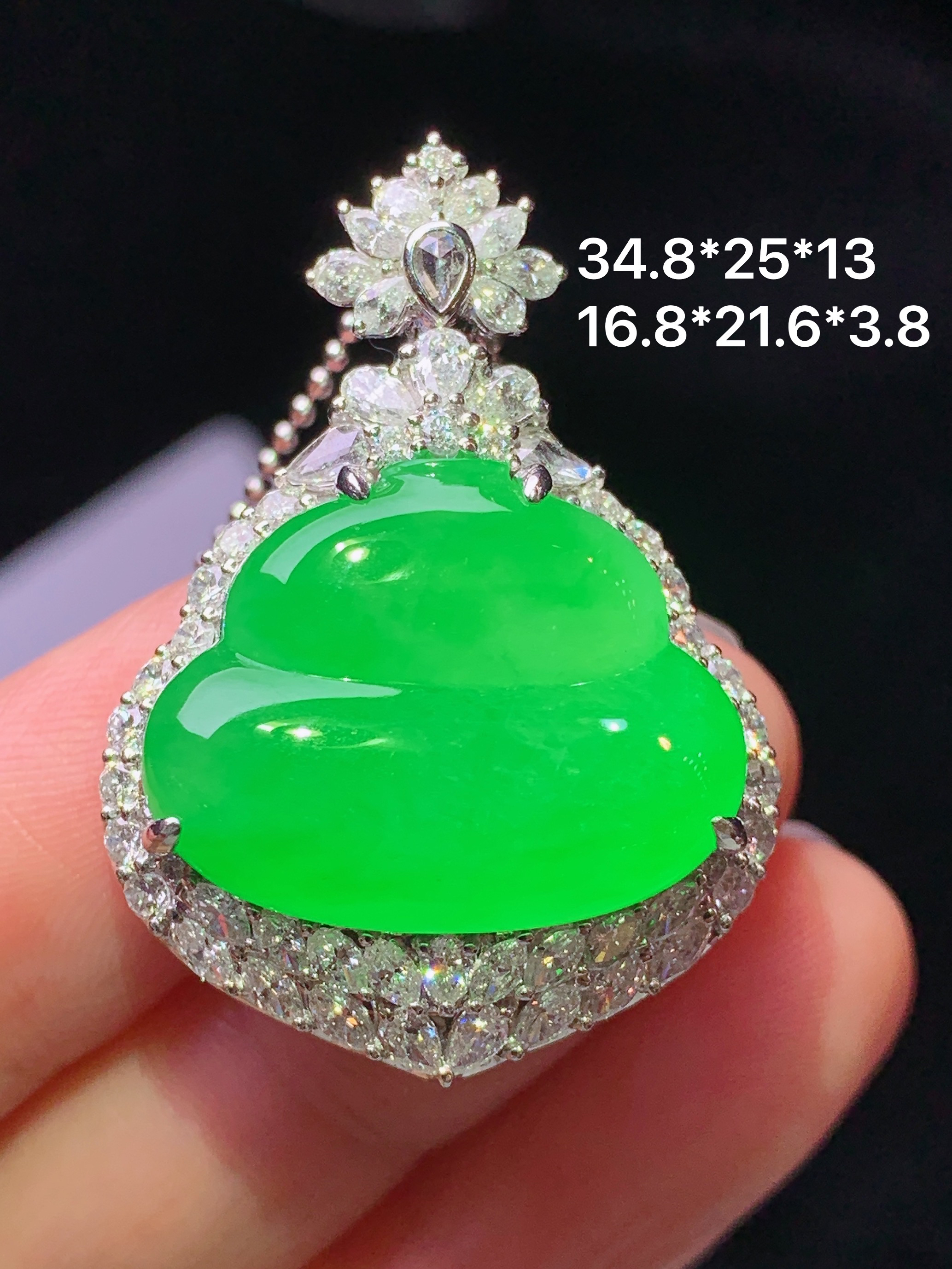 18k金钻镶嵌冰阳绿葫芦吊坠 玉质细腻 色泽艳丽清新 水润亮眼 整体尺寸34.8*25*13 m4
