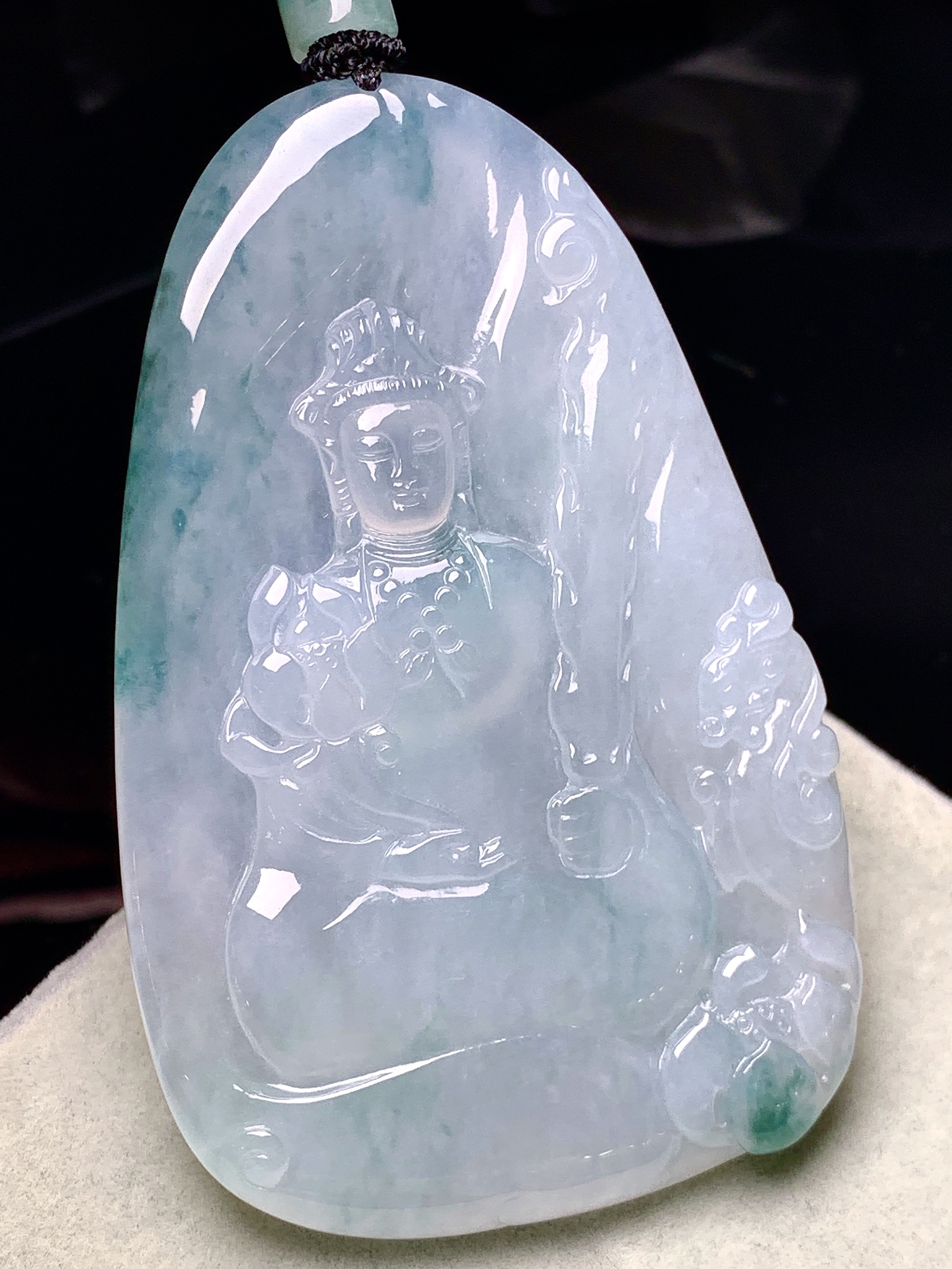 冰种飘绿观音菩萨吊坠 玉质细腻 色泽艳丽清新 水润亮眼 整体尺寸66.5*42.8*5.6 L1