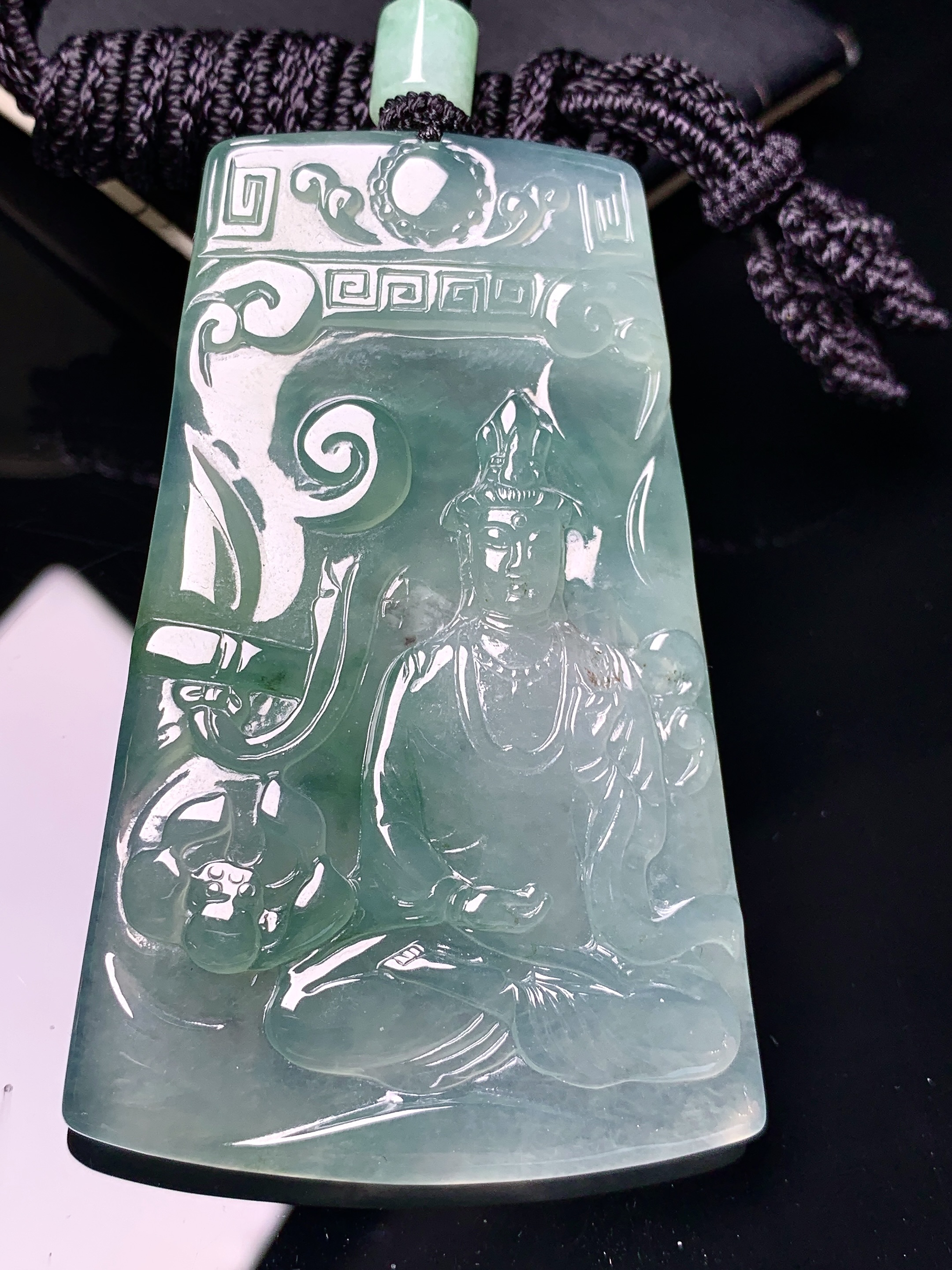 飘绿观音菩萨吊坠 玉质细腻 色泽艳丽清新 水润亮眼 整体尺寸67.8*40.6*5.3 L1