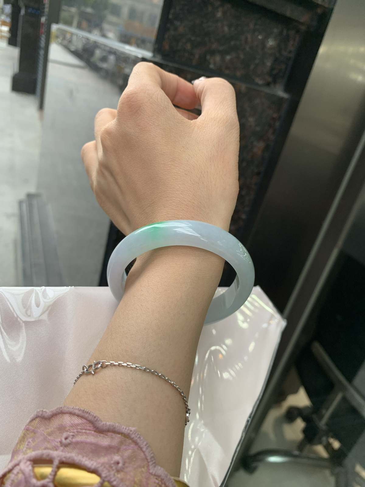白底青正圈，打灯棉线，底妆水润，一抹阳绿花飘舞，清新动人，更显灵动，有生命力。