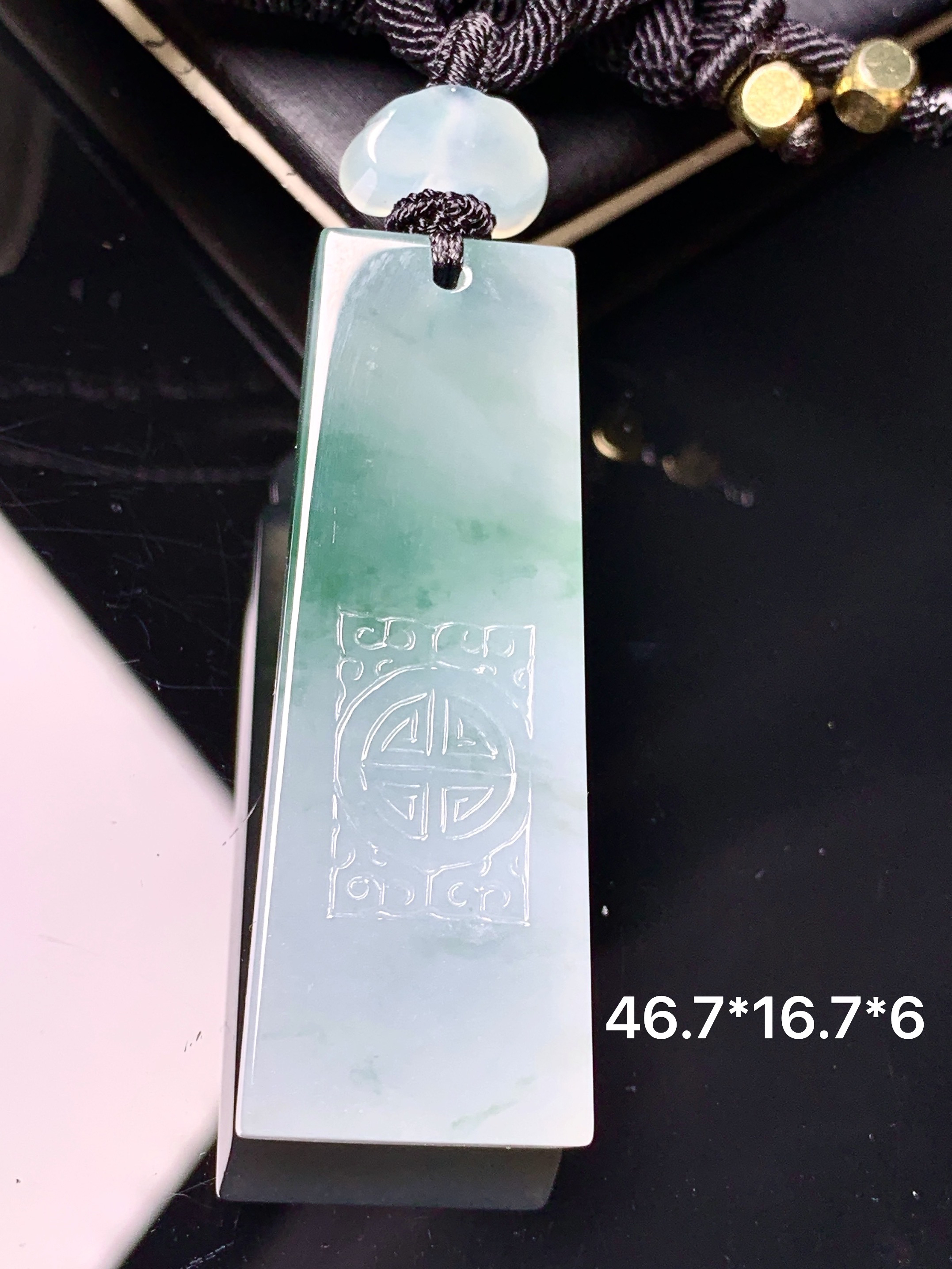 飘绿无事牌吊坠 玉质细腻 色泽艳丽清新 水润亮眼 整体尺寸46.7*16.7*6 L1