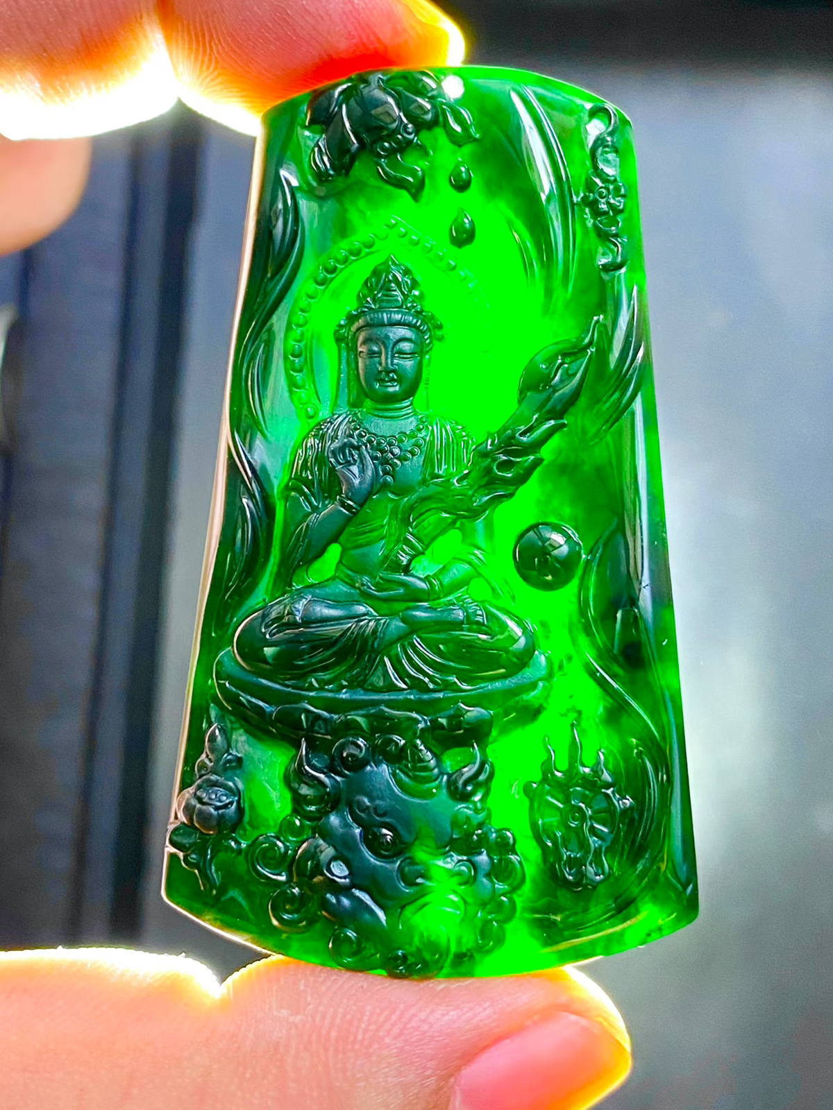 墨翠：【文殊菩萨】细腻干净，黑度好，性价比高，雕工精湛，打灯透绿