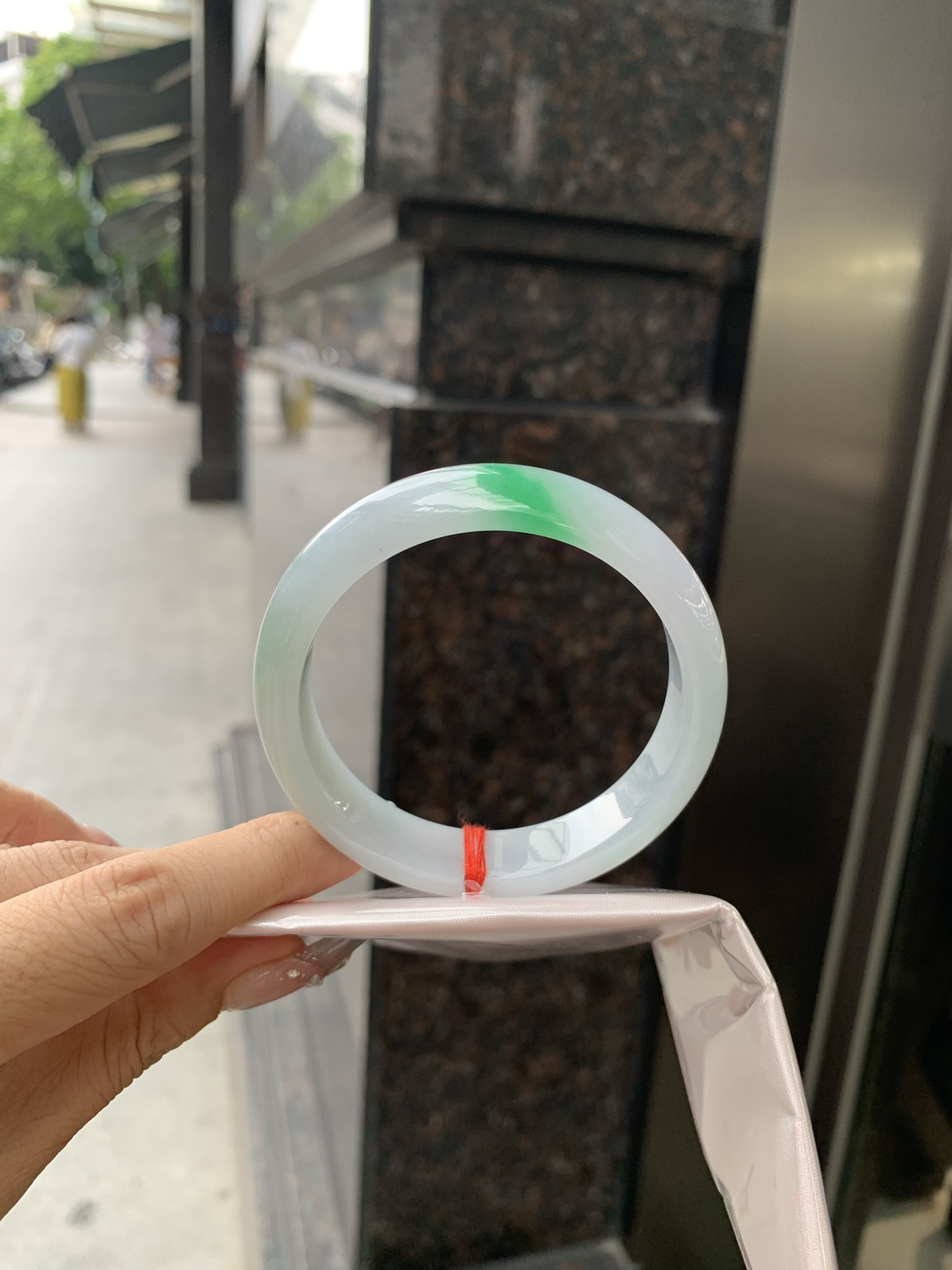 白底青正圈，打灯棉线，底妆水润，一抹阳绿花飘舞，清新动人，更显灵动，有生命力。