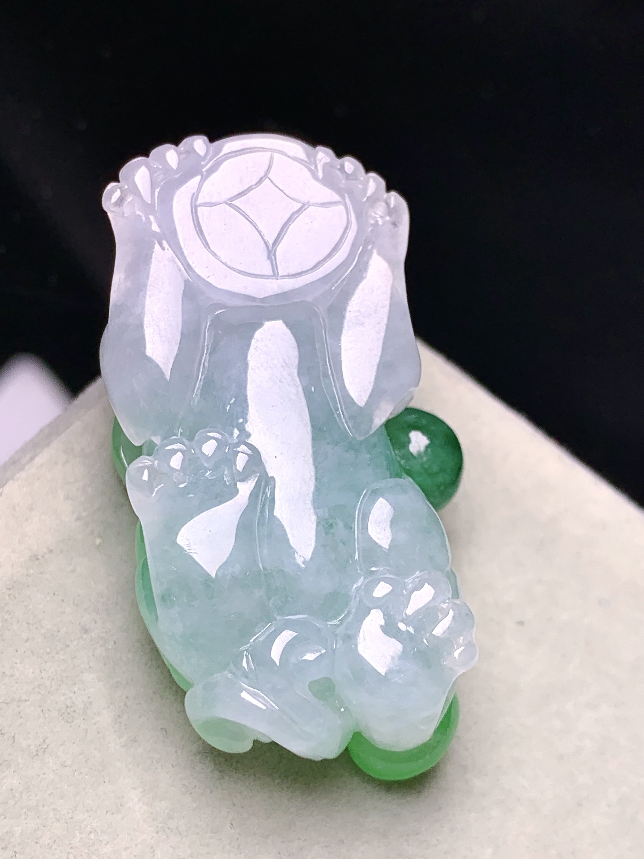 飘绿貔貅吊坠 玉质细腻 色泽艳丽清新 水润亮眼 整体尺寸40.8*21.5*11.5 a5