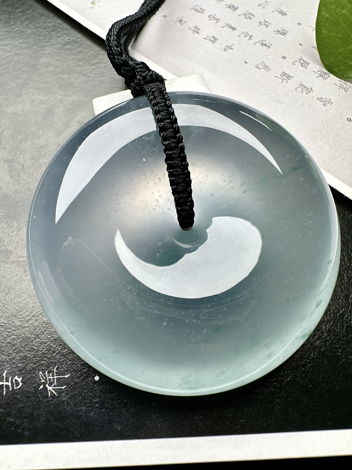 【冰种飘花巨无霸平安扣】质地非常细腻，冰润十足，种老冰透，花色灵动，收藏品质。