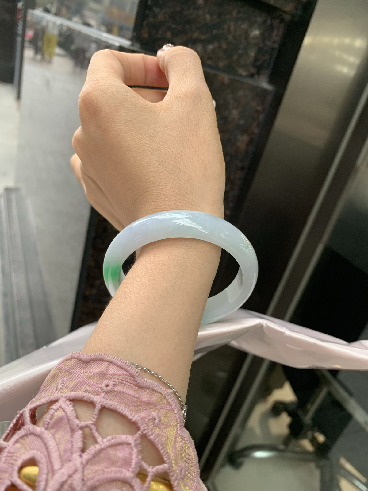 白底青正圈，打灯棉线，底妆水润，一抹阳绿花飘舞，清新动人，更显灵动，有生命力。