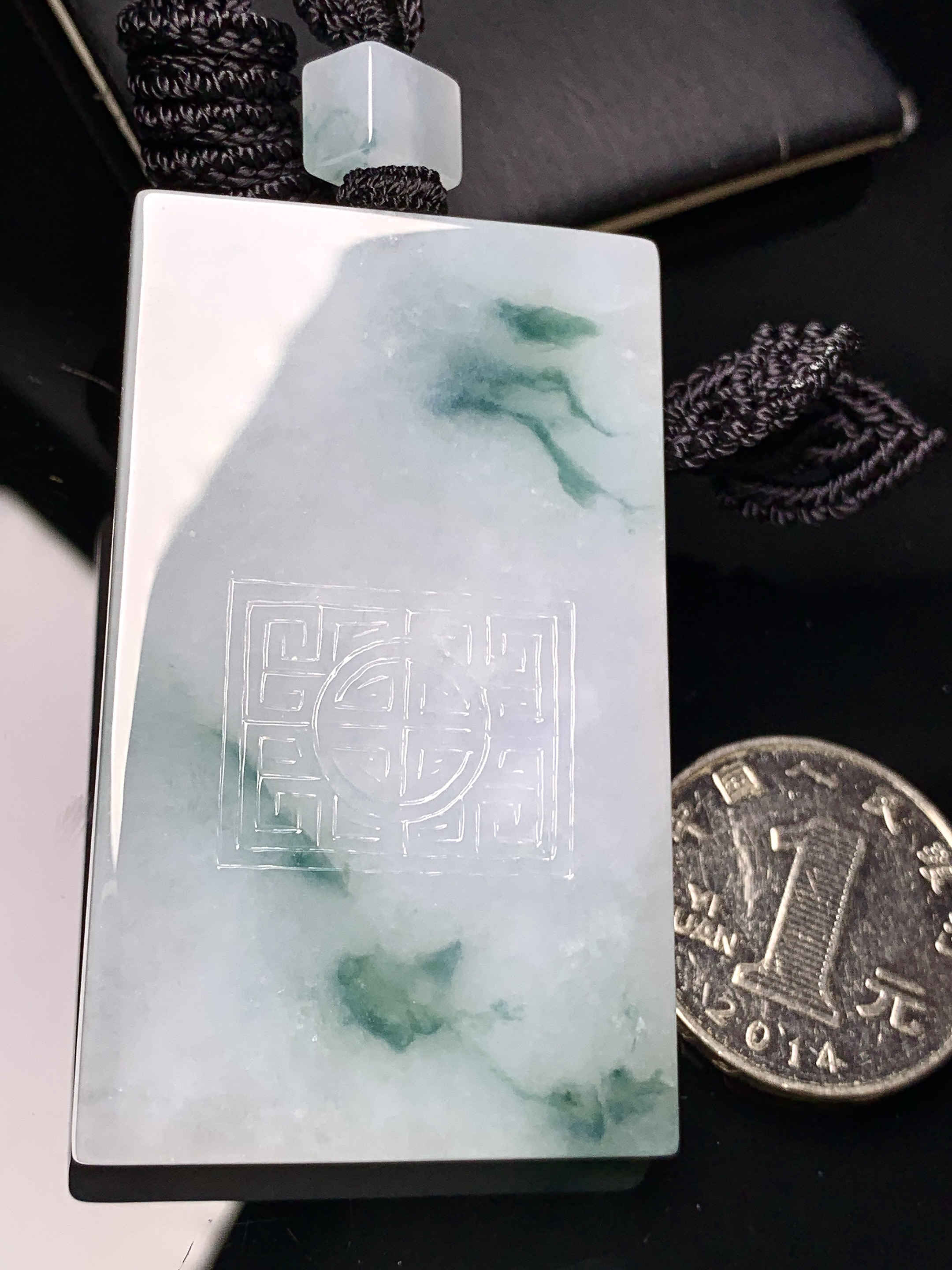 飘绿无事牌吊坠 玉质细腻 色泽艳丽清新 水润亮眼 整体尺寸58.2*35.6*5.6 w1