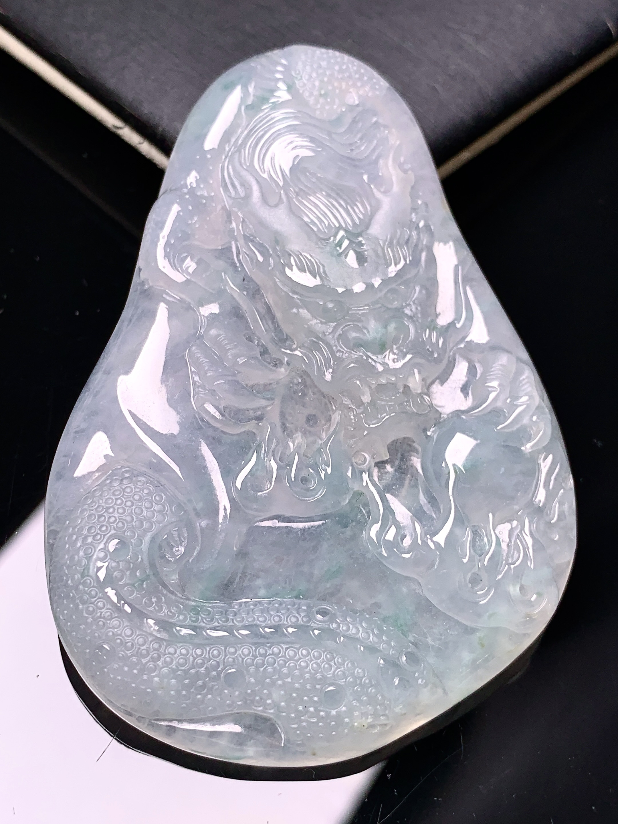 冰种龙牌吊坠 玉质细腻 色泽艳丽清新 水润亮眼 整体尺寸63*42.8*6.5 c1