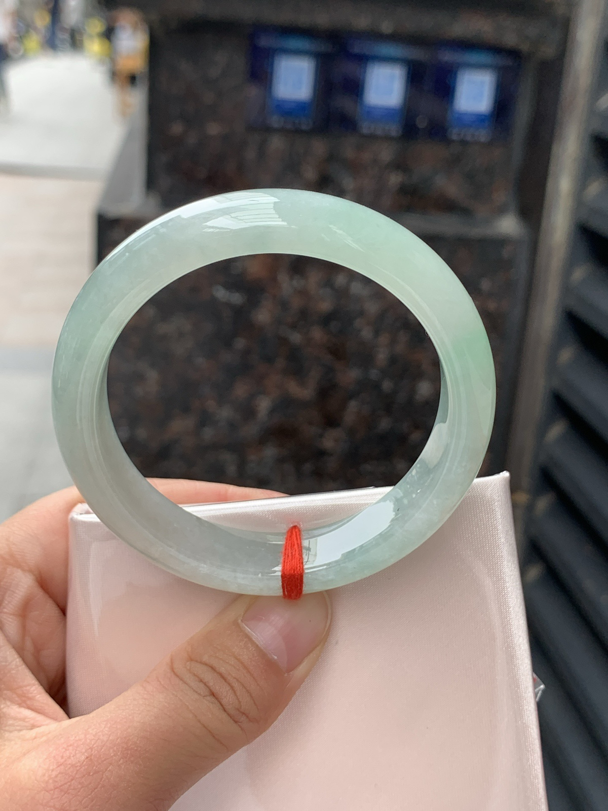飘绿正圈
53.1-12.4-7.8
底妆水润细腻，淡绿花若隐若现，清爽优雅..