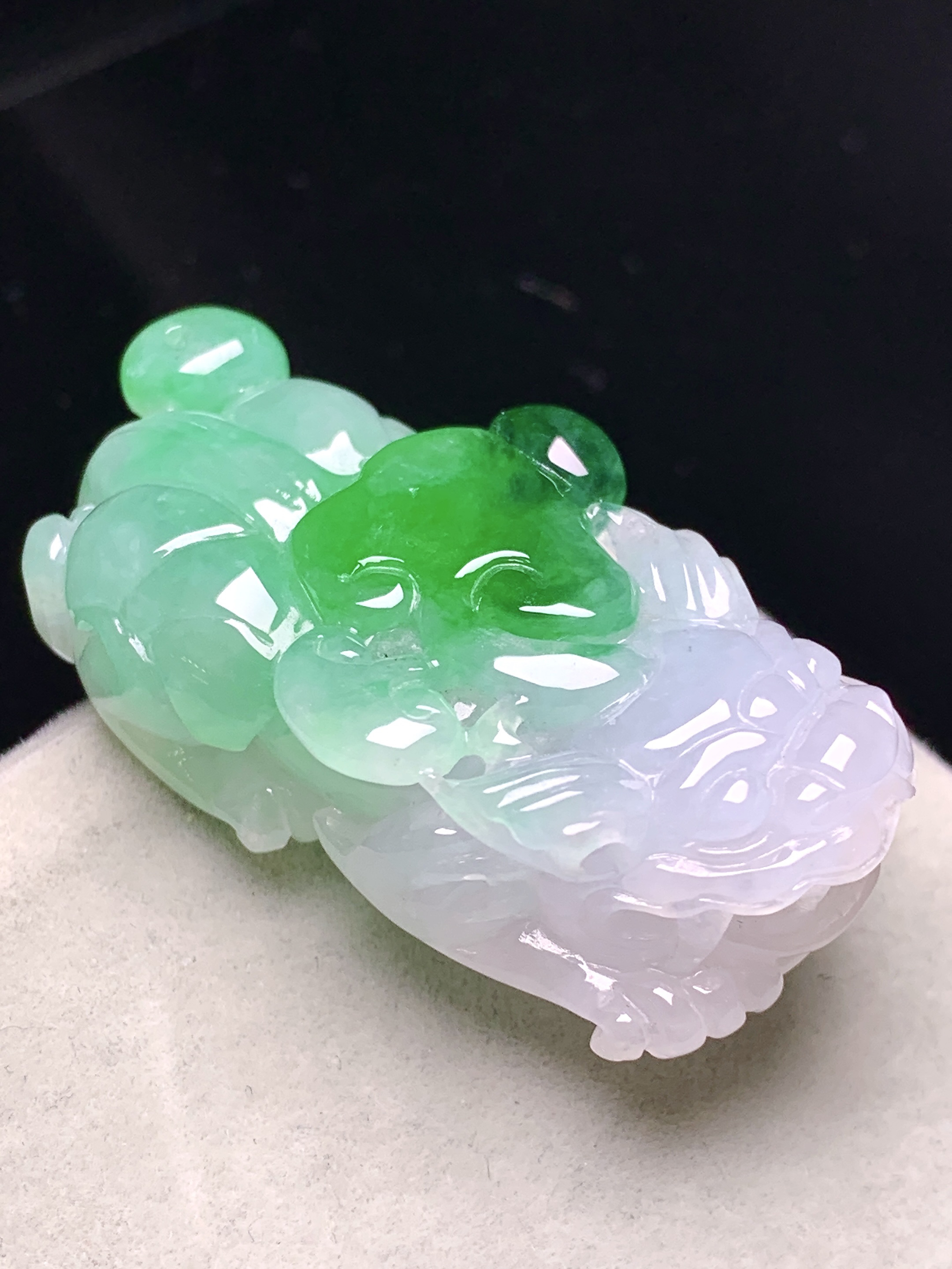 飘绿貔貅吊坠 玉质细腻 色泽艳丽清新 水润亮眼 整体尺寸40.8*21.5*11.5 a5