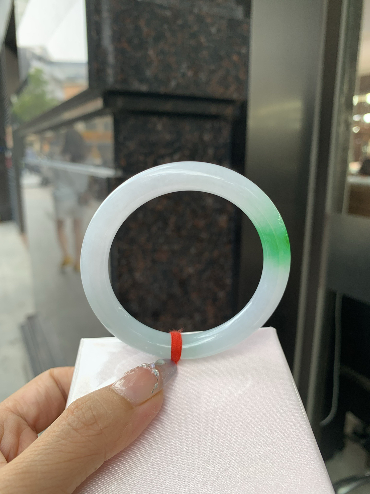 白底青辣绿圆条，无暇。底妆水润，一抹辣绿花点缀，镯色生香，腕间之美，水润中透着灵气，仙气缭绕，温婉可人，举手投足间皆是美好