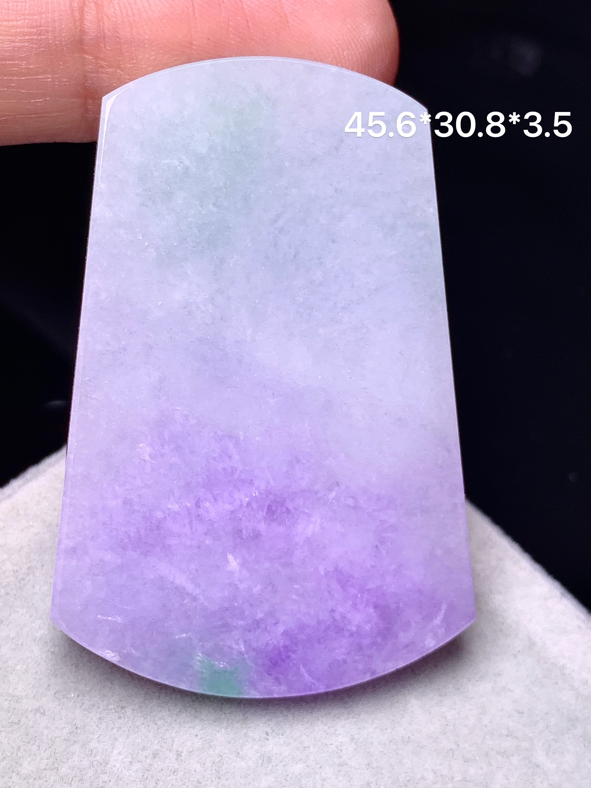 紫罗兰飘绿无事牌吊坠 玉质细腻 色泽艳丽清新 水润亮眼 整体尺寸45.6*30.8*3.5 m2