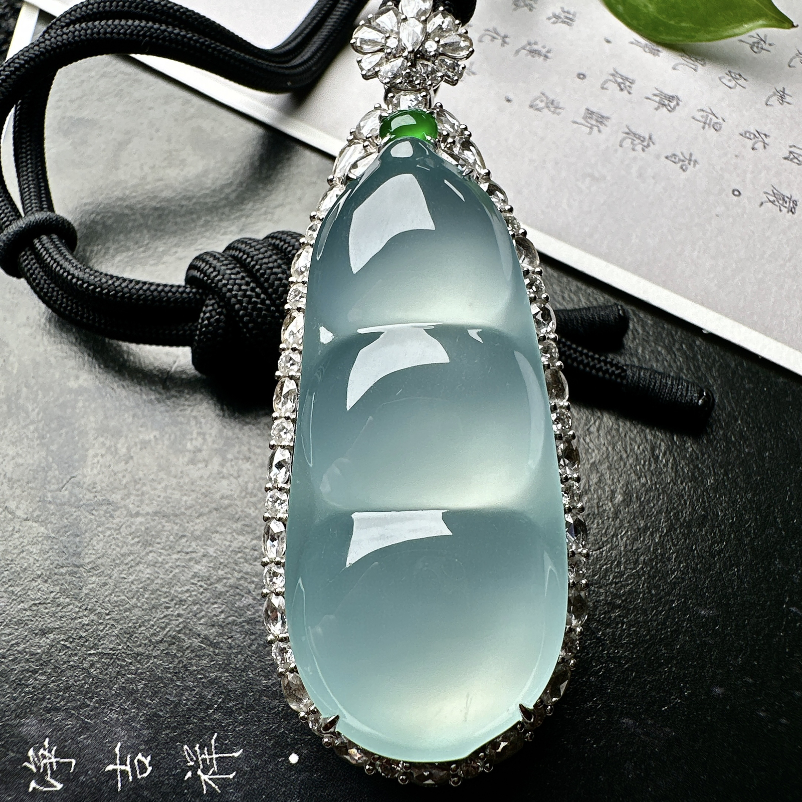 【冰种巨无霸福豆吊坠】天空蓝老料，起钢光，种地上乘，冰感十足，通透起光，饱满圆润，收藏品质，18k金