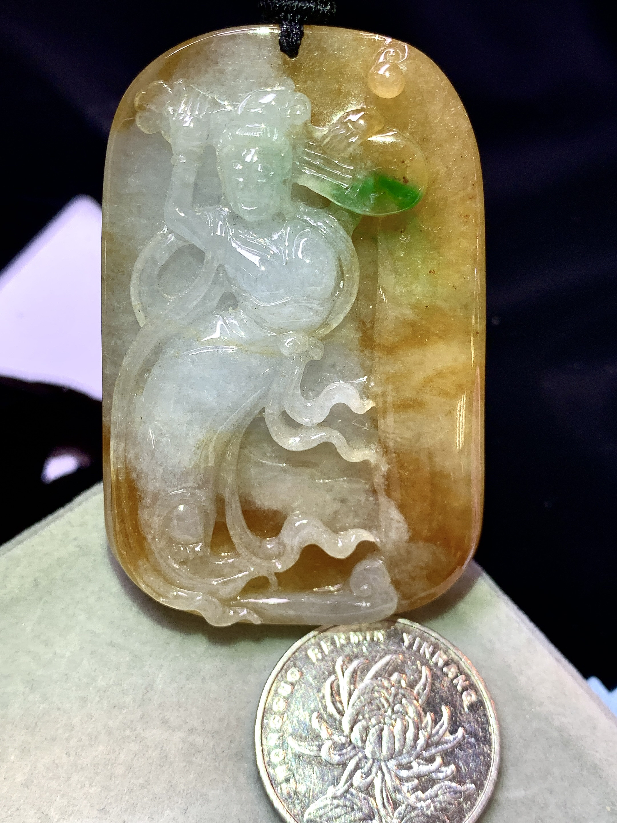 飘黄黄绿翡杨玉环吊坠 玉质细腻 色泽艳丽清新 水润亮眼 整体尺寸49.3*39.2*9.5 w1