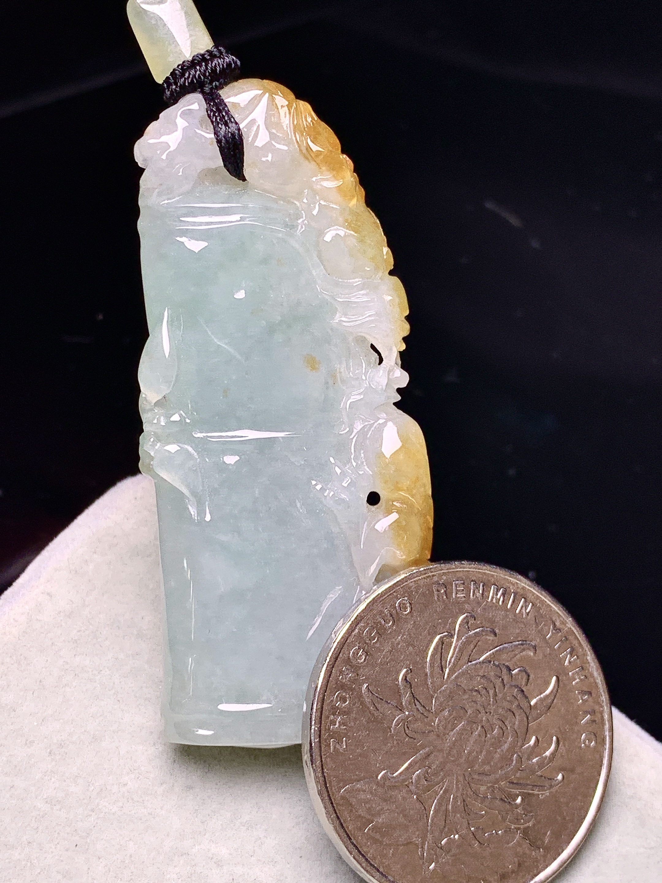 飘黄翡竹节吊坠 玉质细腻 色泽艳丽清新 水润亮眼 整体尺寸49.2*21.8*7.2 L1