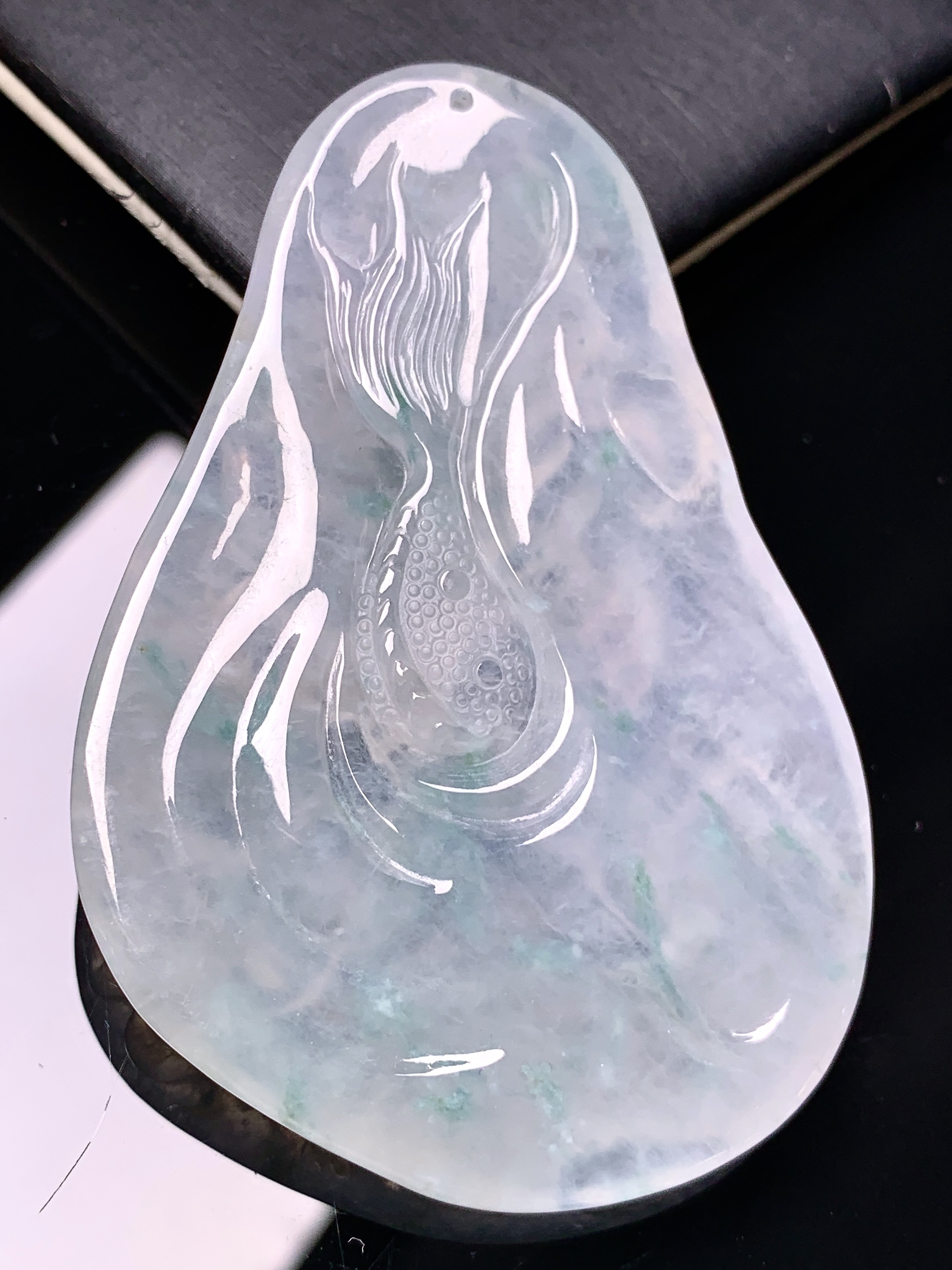 冰种龙牌吊坠 玉质细腻 色泽艳丽清新 水润亮眼 整体尺寸63*42.8*6.5 c1