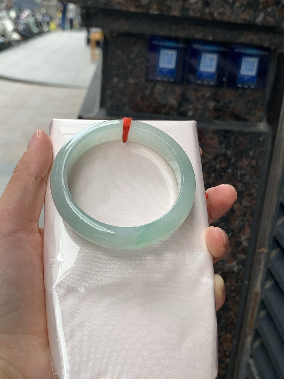 飘绿正圈
53.1-12.4-7.8
底妆水润细腻，淡绿花若隐若现，清爽优雅..