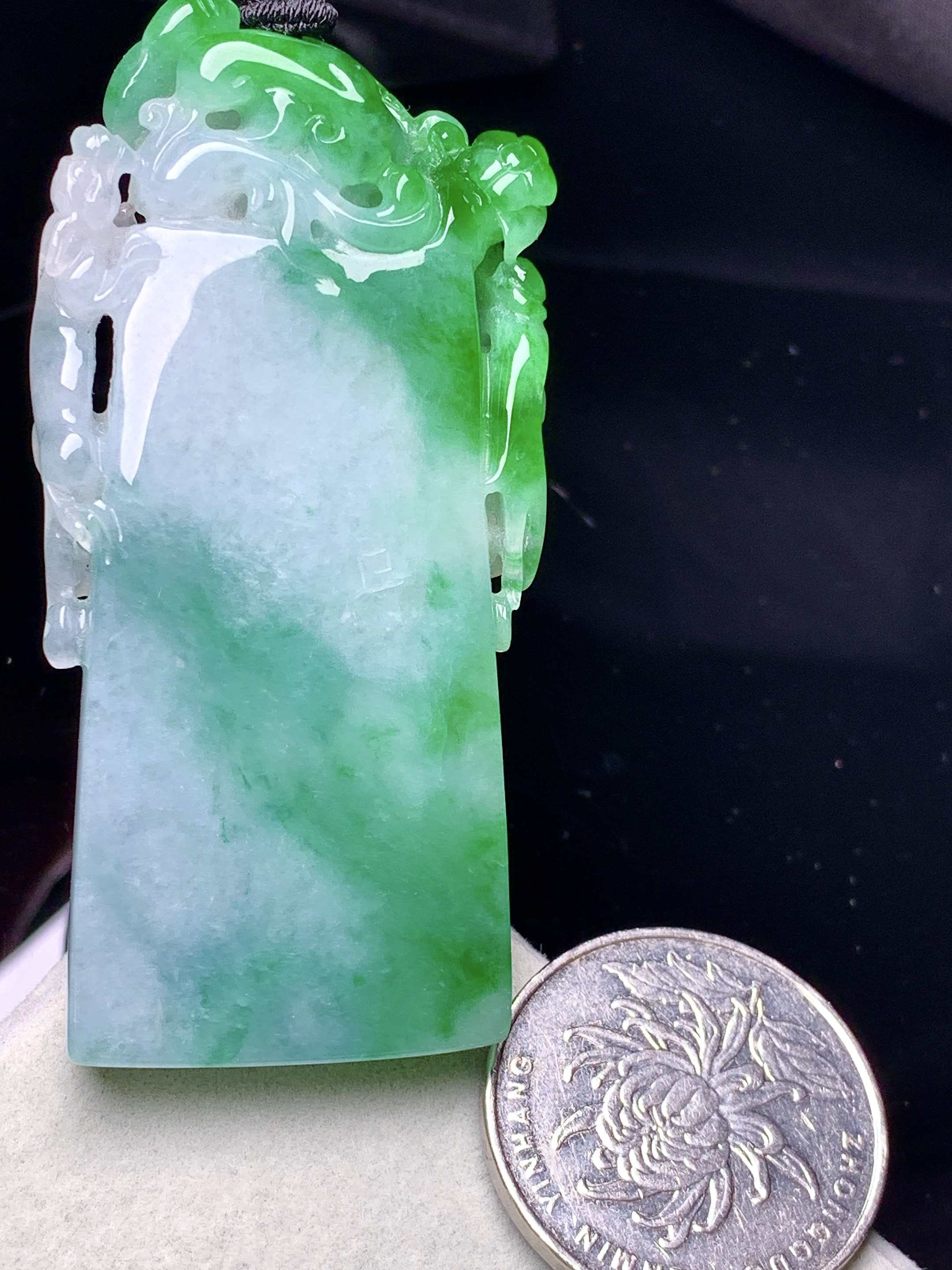飘绿竹节吊坠 玉质细腻 色泽艳丽清新 水润亮眼 整体尺寸60.8*26*7.8 L1