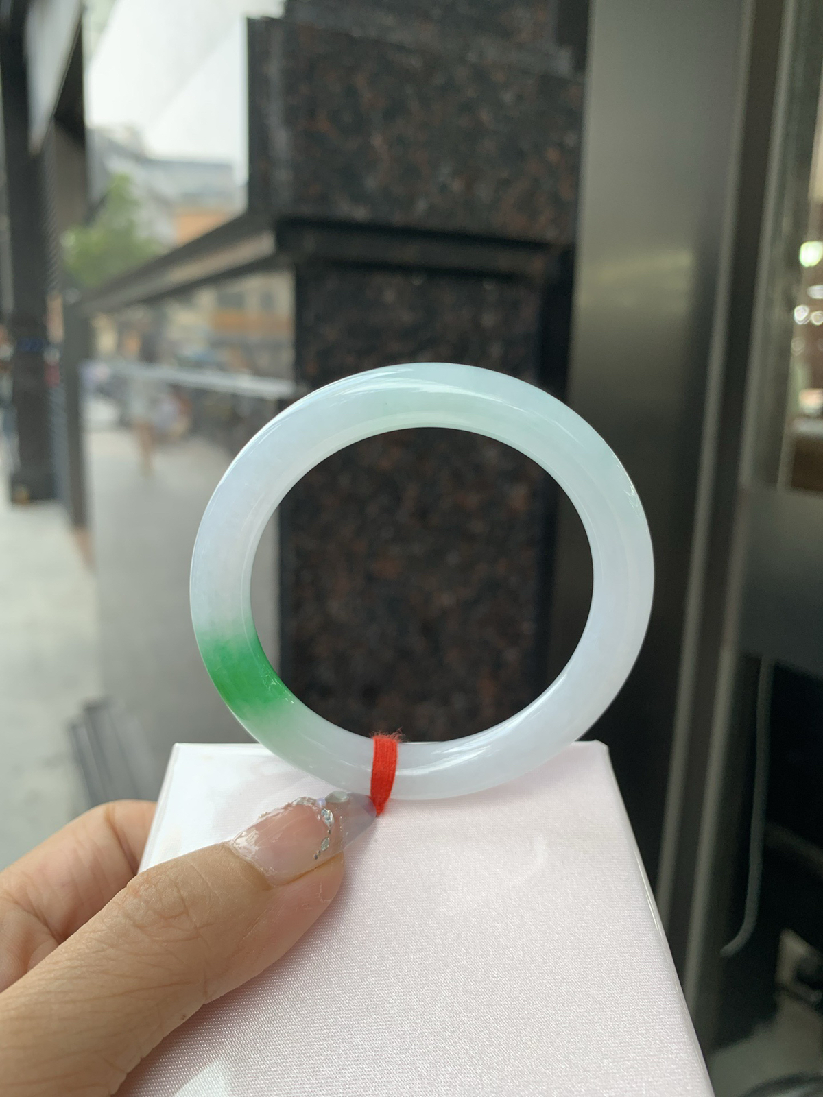 白底青辣绿圆条，无暇。底妆水润，一抹辣绿花点缀，镯色生香，腕间之美，水润中透着灵气，仙气缭绕，温婉可人，举手投足间皆是美好
