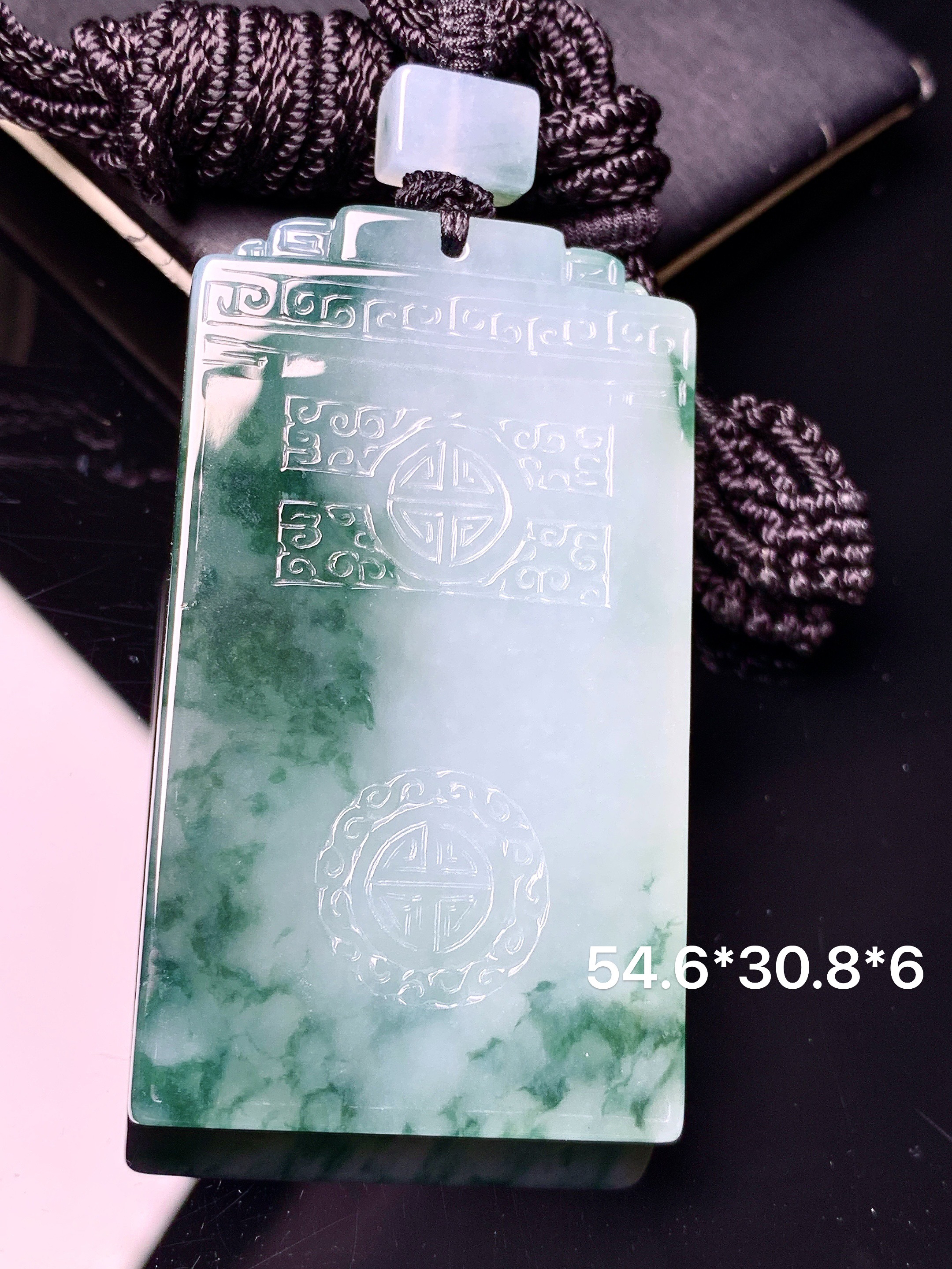 飘绿无事牌吊坠 玉质细腻 色泽艳丽清新 水润亮眼 整体尺寸54.6*30.8*6 L1