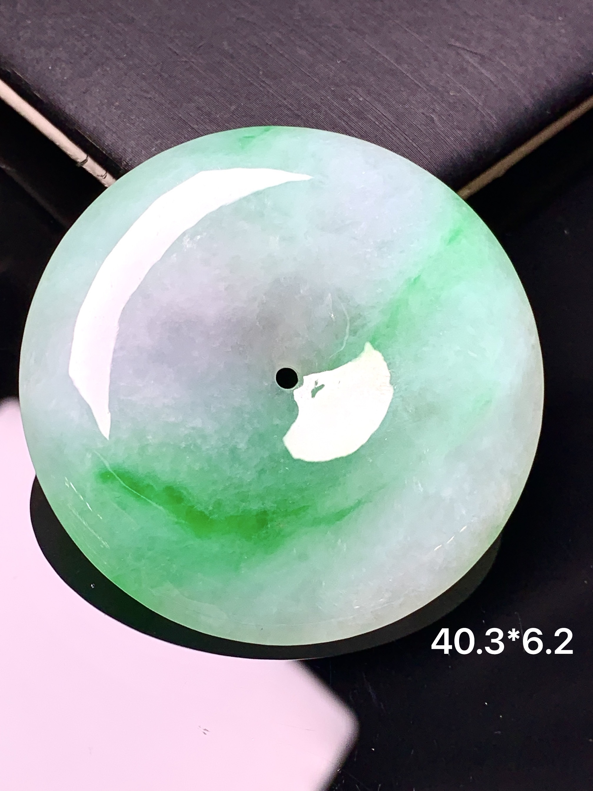 飘绿平安扣吊坠 玉质细腻 色泽艳丽清新 水润亮眼 整体尺寸40.3*6.2 a5