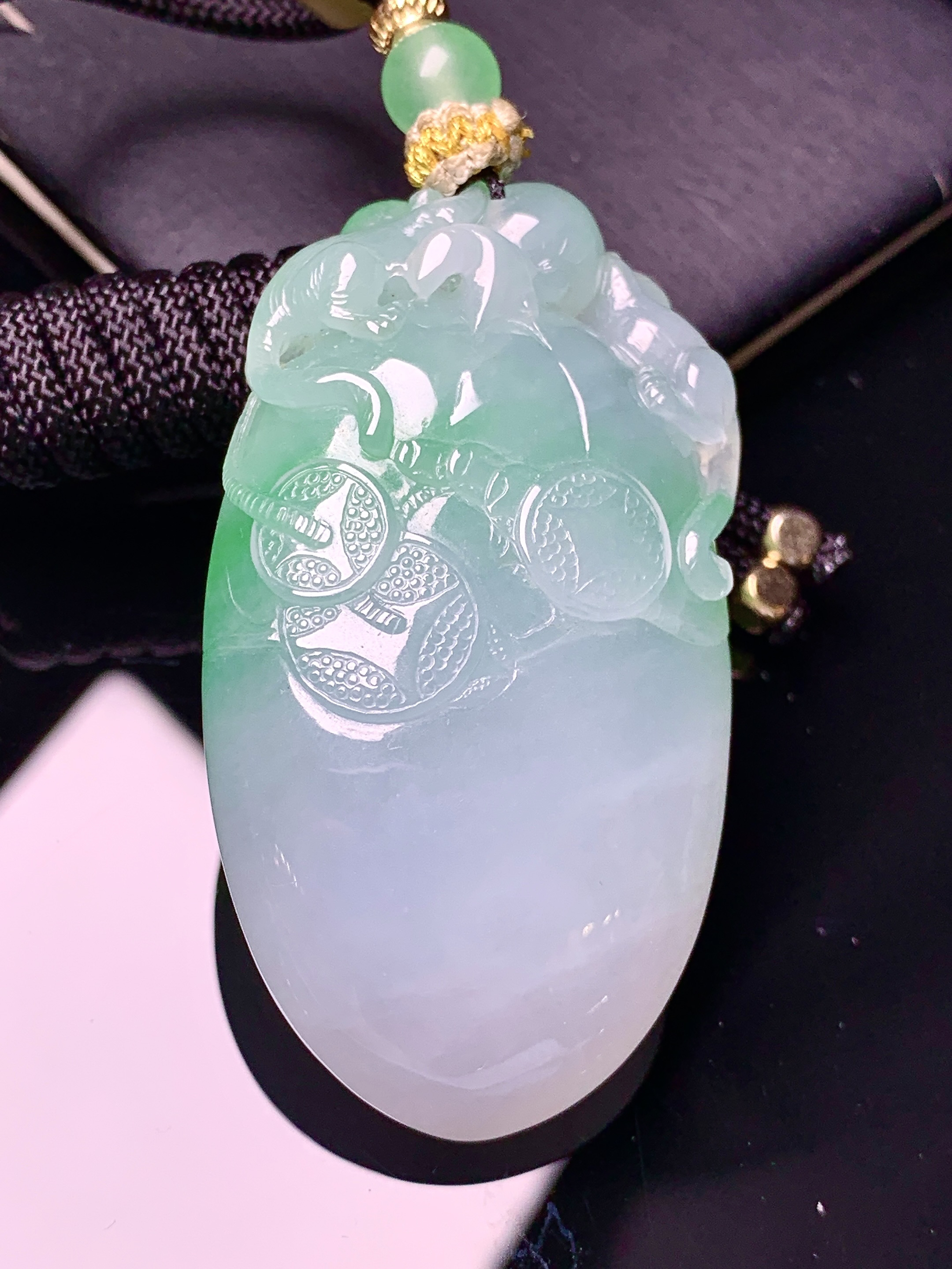 飘绿福瓜吊坠 玉质细腻 色泽艳丽清新 水润亮眼 整体尺寸52.2*28*15.3 L4