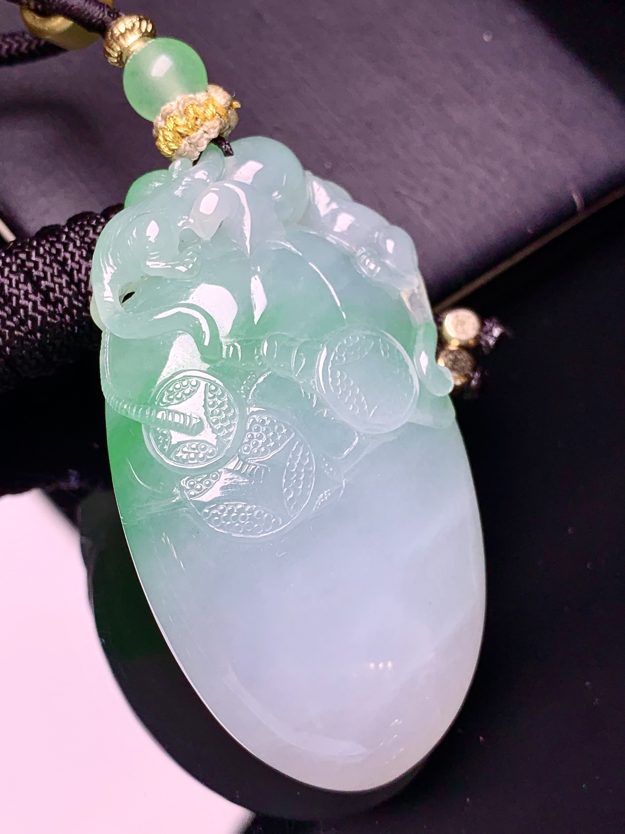 飘绿福瓜吊坠 玉质细腻 色泽艳丽清新 水润亮眼 整体尺寸52.2*28*15.3 L4