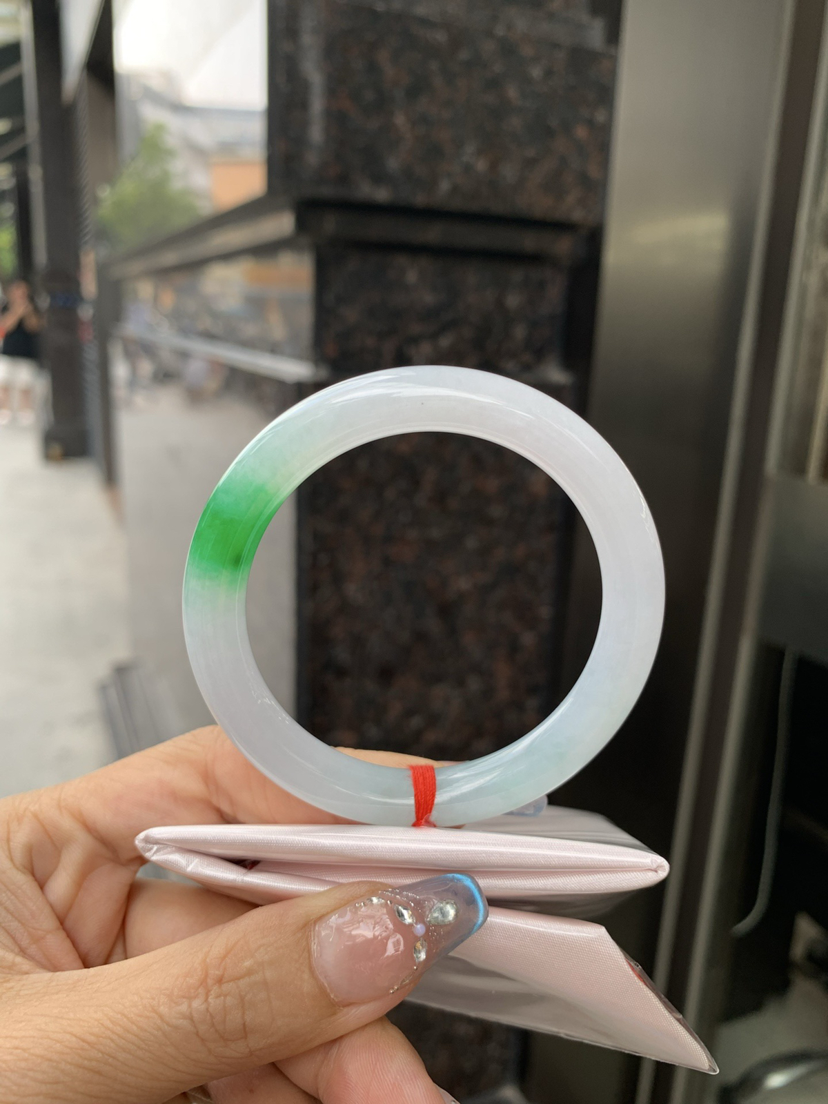 白底青辣绿圆条，无暇。底妆水润，一抹辣绿花点缀，镯色生香，腕间之美，水润中透着灵气，仙气缭绕，温婉可人，举手投足间皆是美好