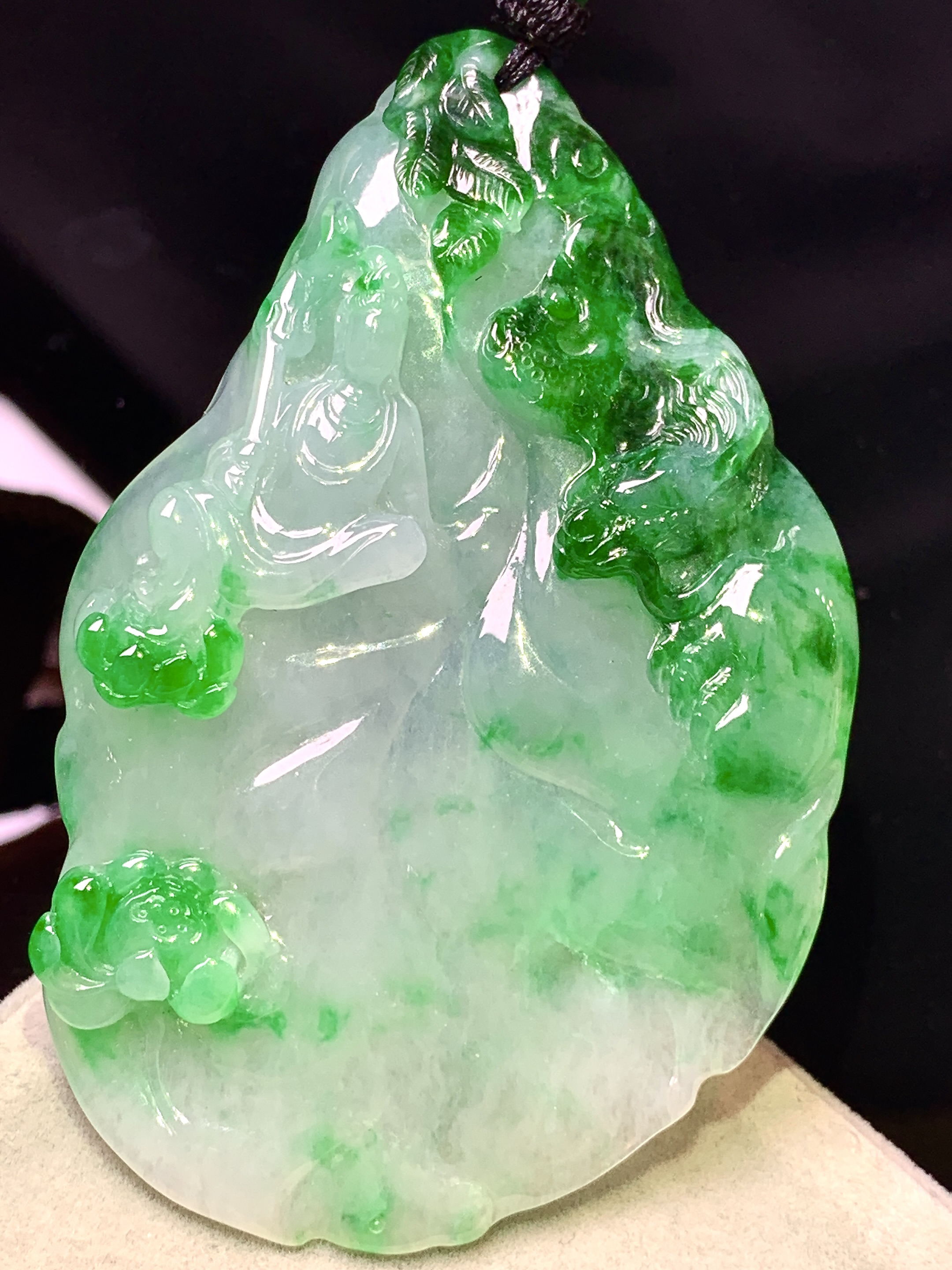 飘绿观音菩萨吊坠 玉质细腻 色泽艳丽清新 水润亮眼 整体尺寸72*46.5*8 w1