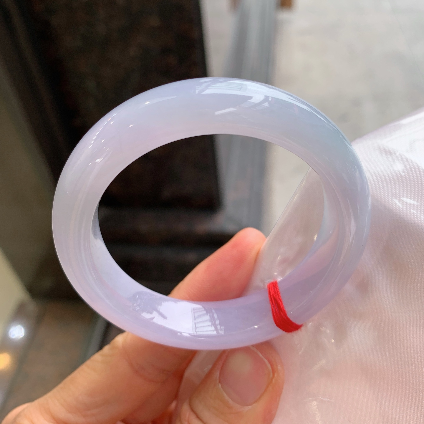 正圈冰种飘绿，有纹，尺寸51.7/12.7/8.8，小圈口