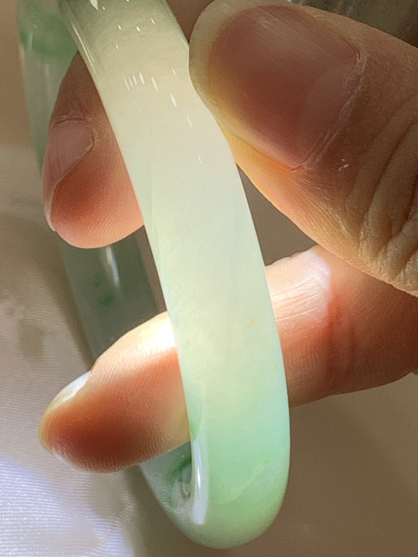 冰种阳绿圆镯，51/9.6/9.3，0506-N641，打灯纹裂，不扣，底妆水润，满圈阳绿花点缀，简约却充满灵气，清新如芽，宛若自然的画卷凝结于腕间，静中带动，韵味悠长
