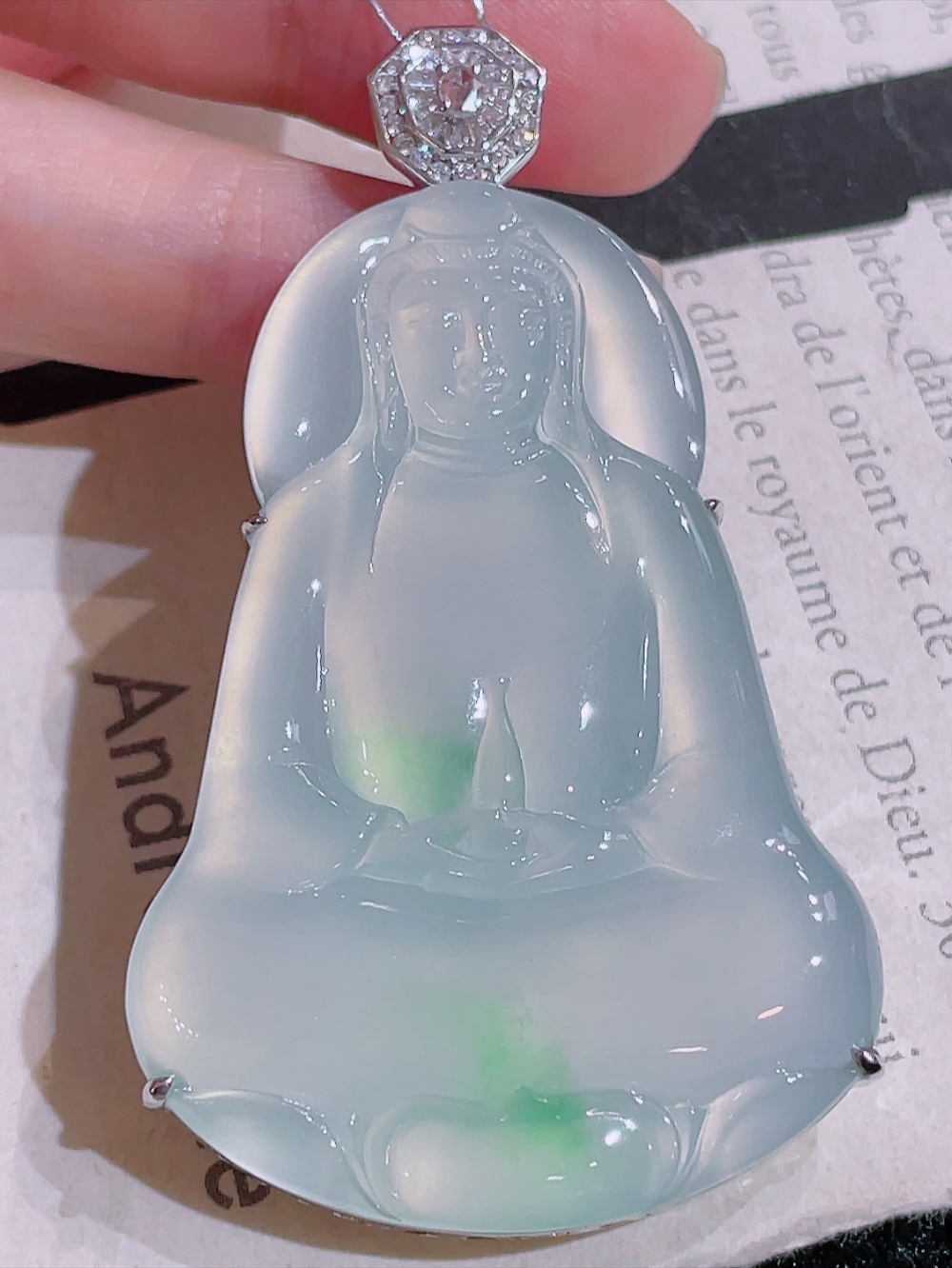 ️1号，冰种飘绿大观音吊坠，无裂，18k金镶嵌，厚装饱满，佛光普照，普度众生，荧光四射，刚性十足，