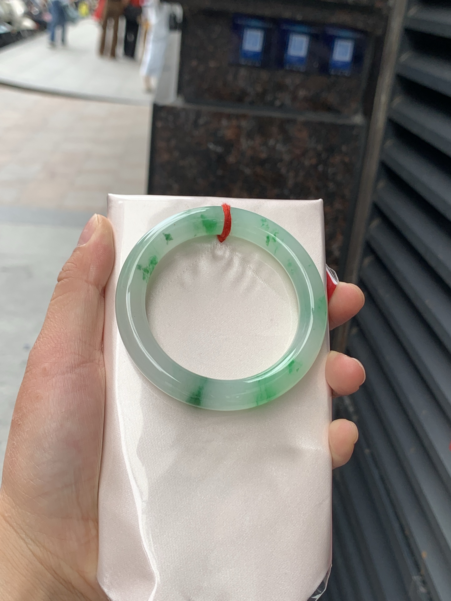 冰种阳绿圆镯，51/9.6/9.3，0506-N641，打灯纹裂，不扣，底妆水润，满圈阳绿花点缀，简约却充满灵气，清新如芽，宛若自然的画卷凝结于腕间，静中带动，韵味悠长