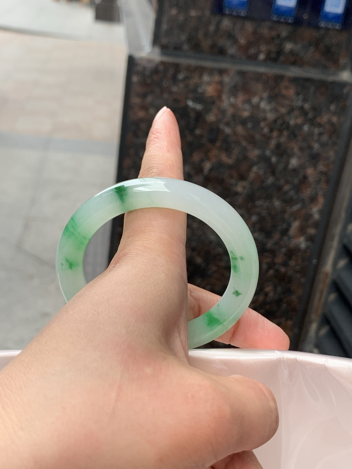 冰种阳绿圆镯，51/9.6/9.3，0506-N641，打灯纹裂，不扣，底妆水润，满圈阳绿花点缀，简约却充满灵气，清新如芽，宛若自然的画卷凝结于腕间，静中带动，韵味悠长