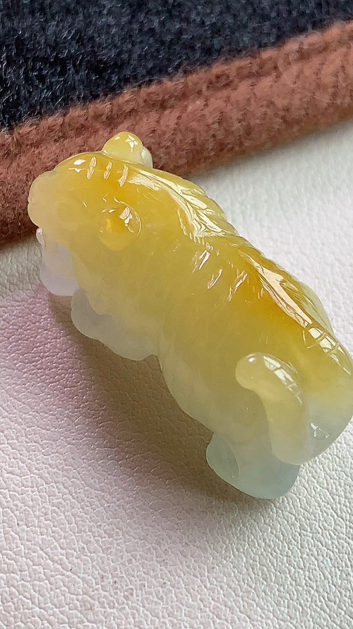 天然翡翠，黄翡老虎，尺寸30.2/12/14，li56