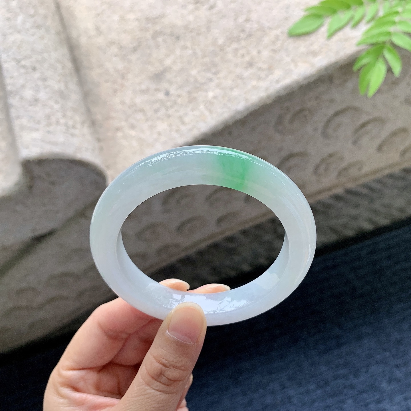 正圈55 56【圈口】56/11/9.8【编码】T1071861【描述】细糯飘绿，水润，种老，细腻，打灯有棉线