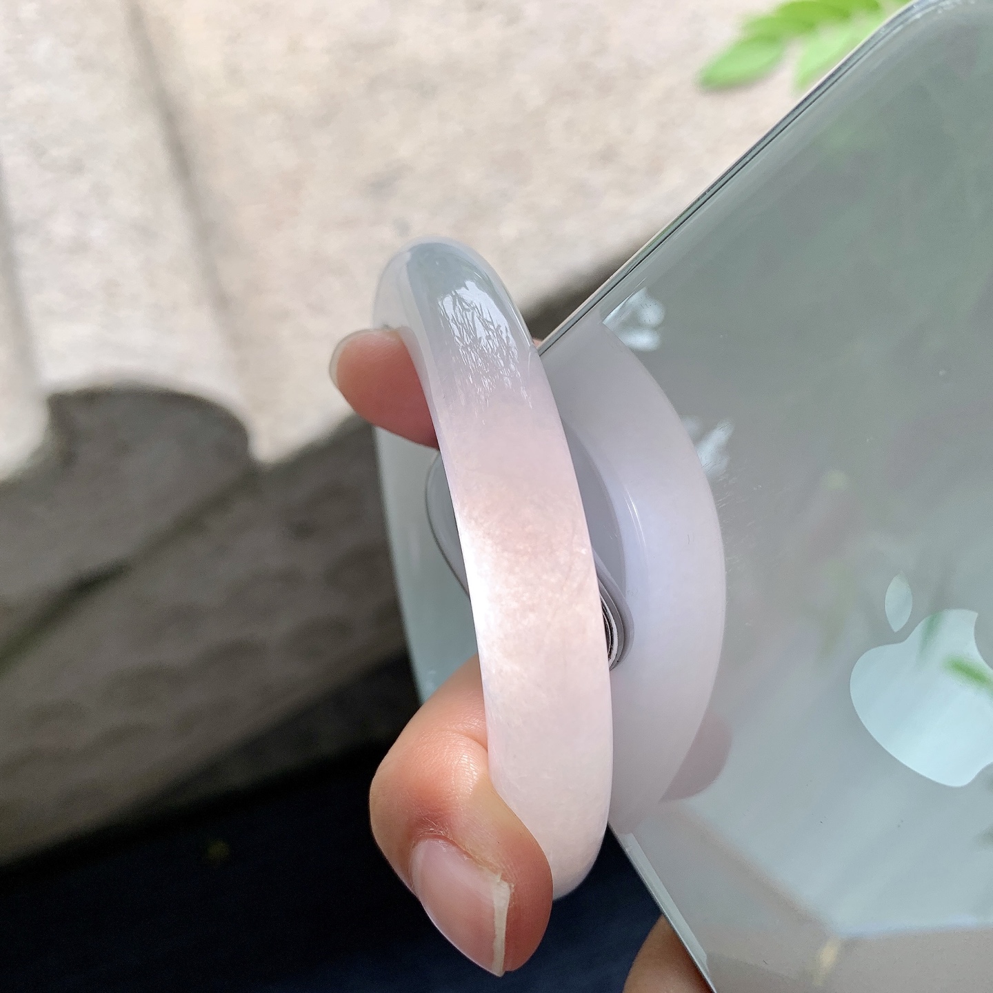 正圈55 56【圈口】56/11/9.8【编码】T1071861【描述】细糯飘绿，水润，种老，细腻，打灯有棉线