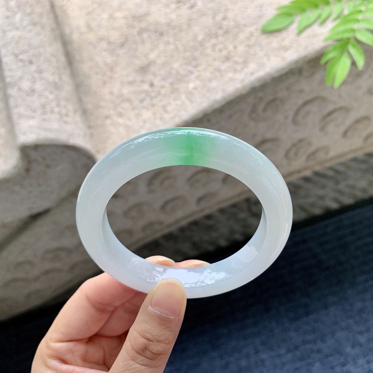 正圈55 56【圈口】56/11/9.8【编码】T1071861【描述】细糯飘绿，水润，种老，细腻，打灯有棉线