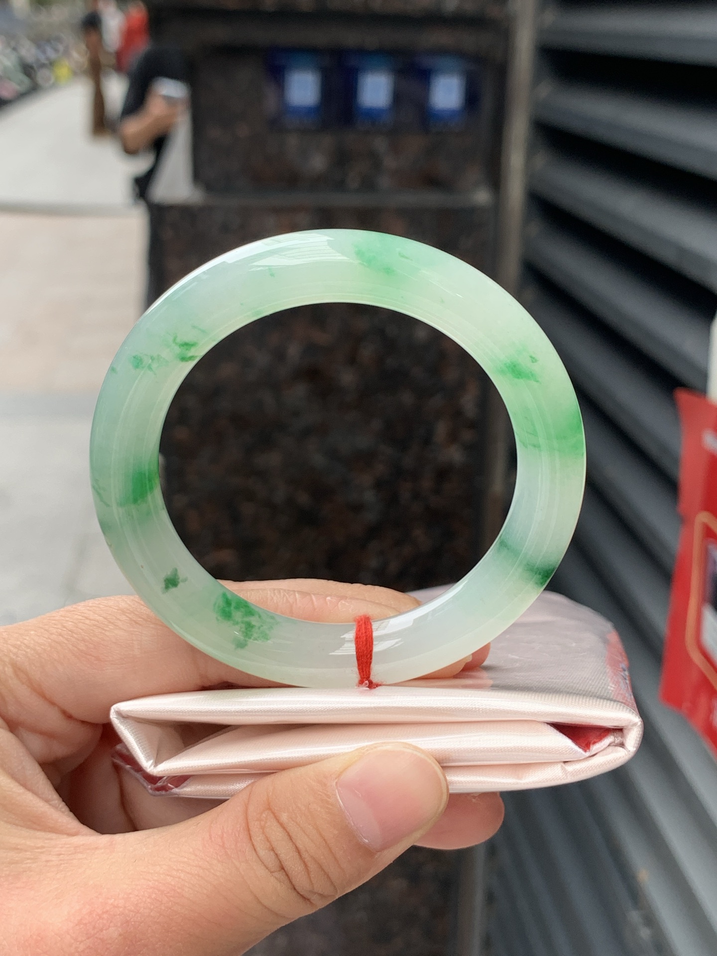 冰种阳绿圆镯，51/9.6/9.3，0506-N641，打灯纹裂，不扣，底妆水润，满圈阳绿花点缀，简约却充满灵气，清新如芽，宛若自然的画卷凝结于腕间，静中带动，韵味悠长