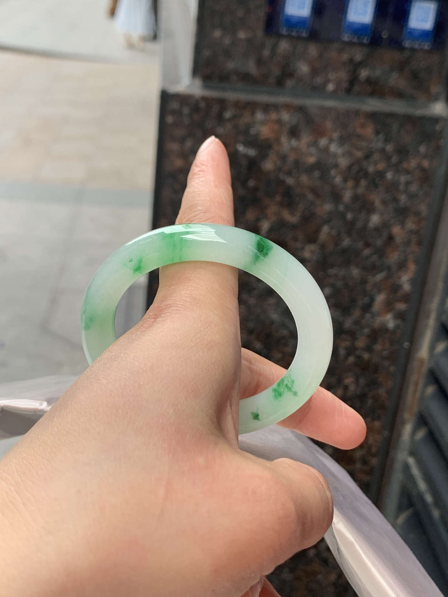 冰种阳绿圆镯，51/9.6/9.3，0506-N641，打灯纹裂，不扣，底妆水润，满圈阳绿花点缀，简约却充满灵气，清新如芽，宛若自然的画卷凝结于腕间，静中带动，韵味悠长
