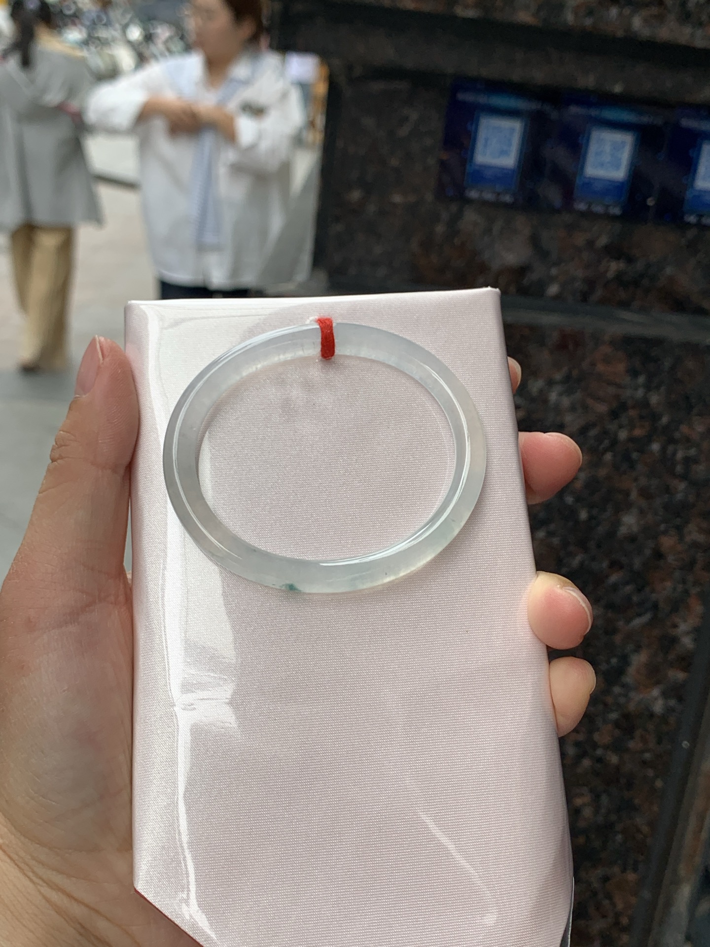 贵妃，52.7-42.7-5.9-6.3，0506-N633，打灯冰晶纹，底妆冰透起光，蓝花灵动飘逸，勾勒出一幅唯美诗意的山水意境画，古典优雅又秀气