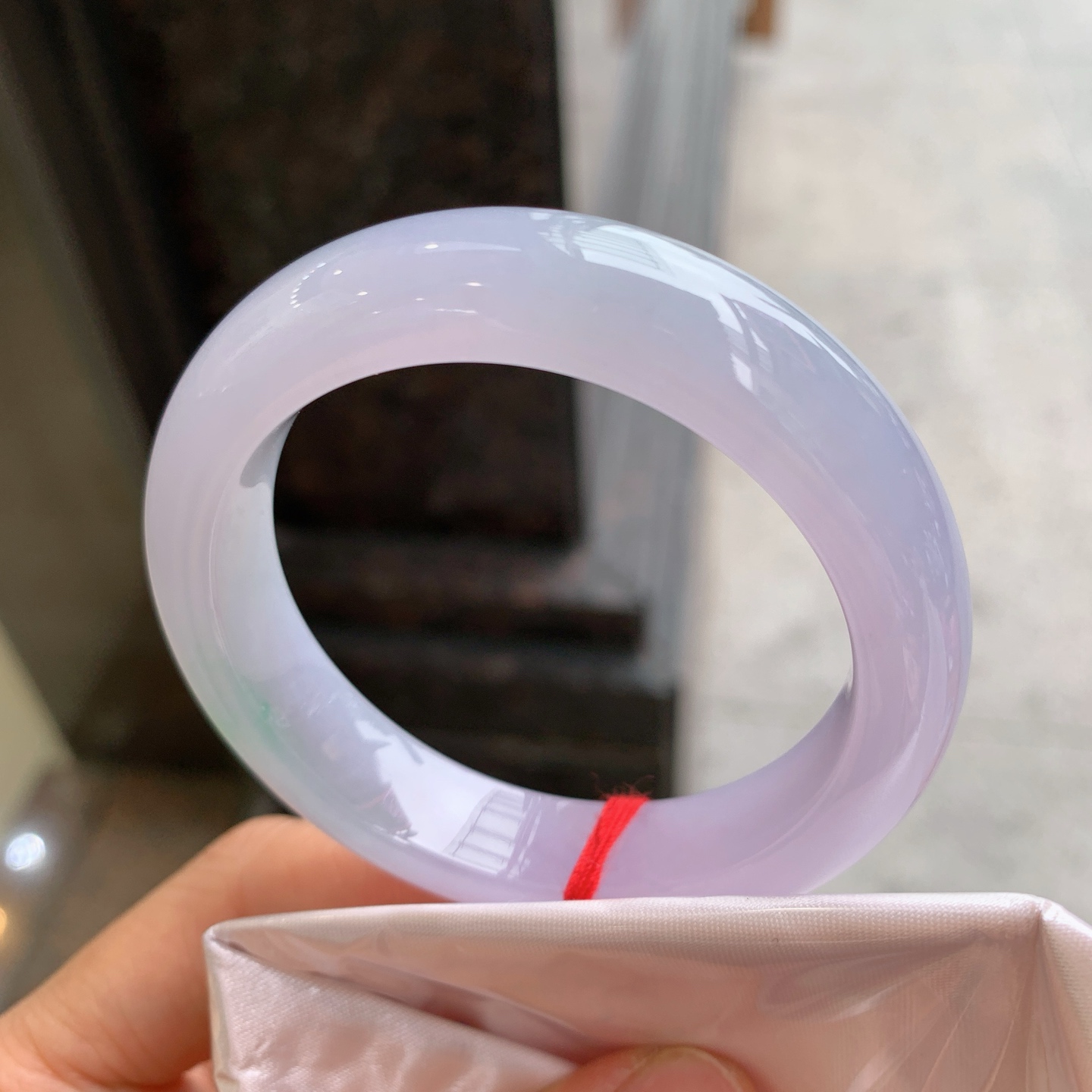 正圈冰种飘绿，有纹，尺寸51.7/12.7/8.8，小圈口