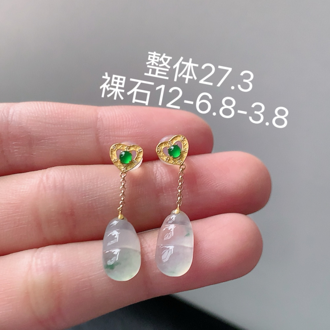 高冰耳坠。底子细腻，水润十足，佩戴福气满满，12-6.8-3.8
