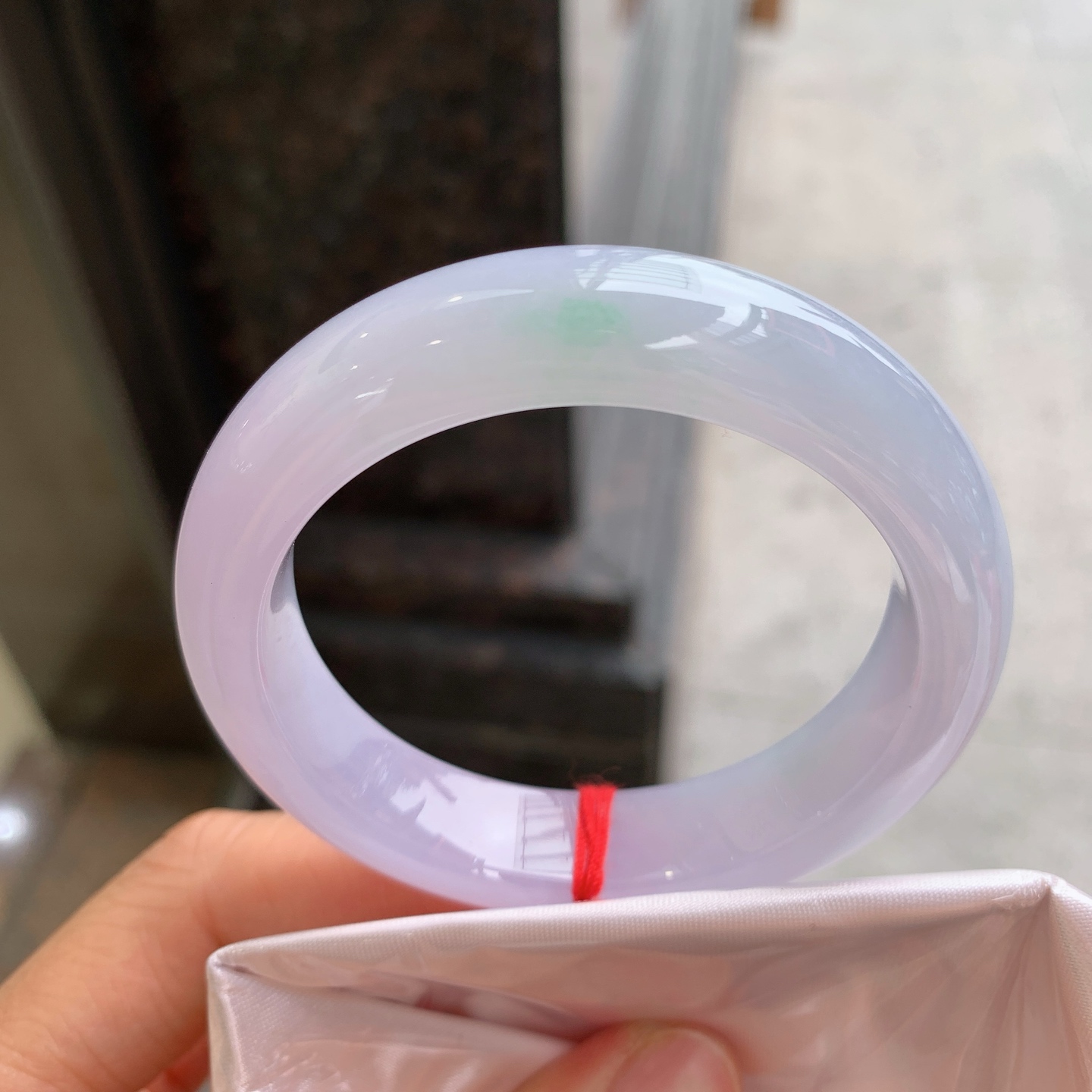 正圈冰种飘绿，有纹，尺寸51.7/12.7/8.8，小圈口