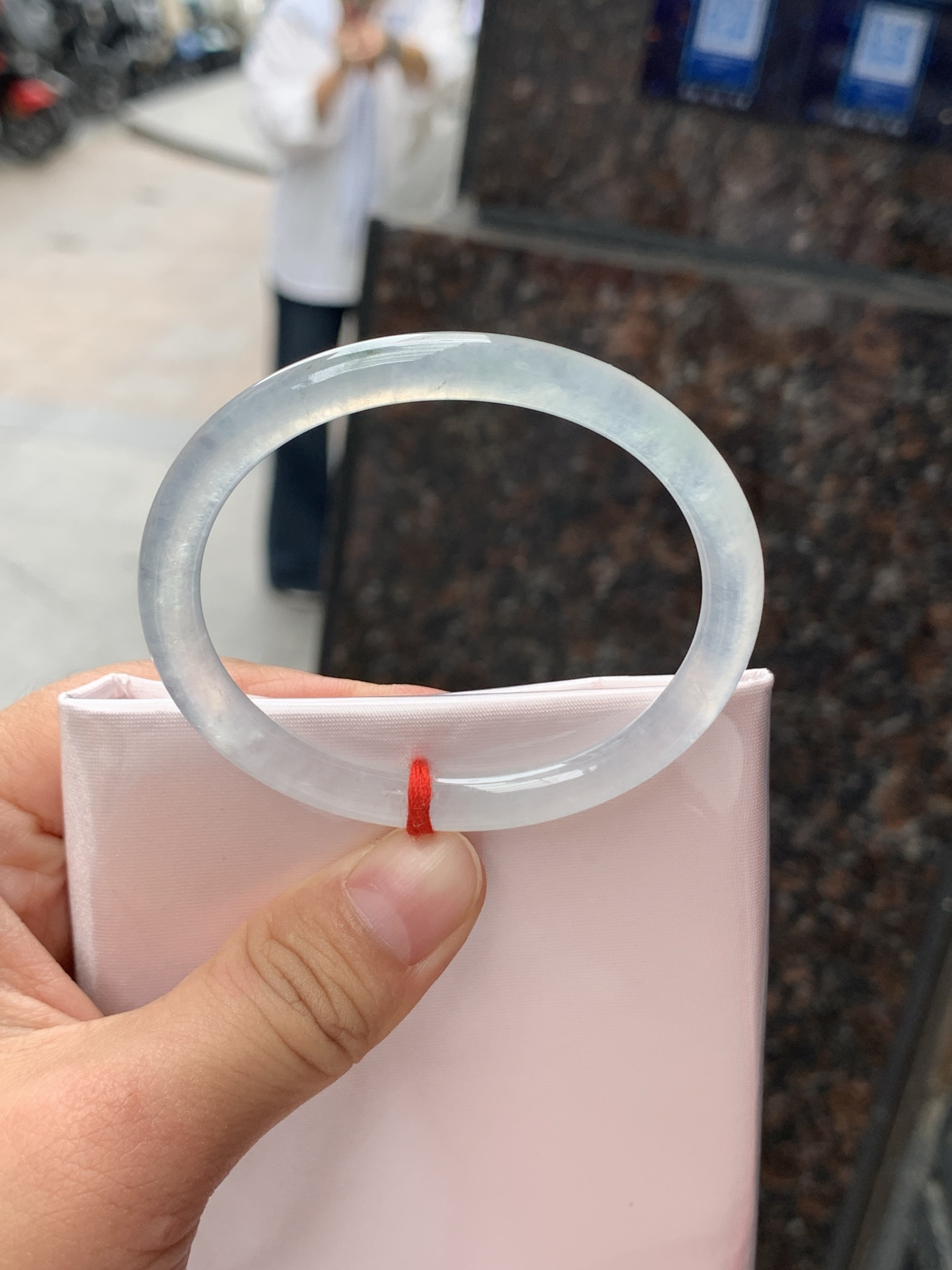 贵妃，52.7-42.7-5.9-6.3，0506-N633，打灯冰晶纹，底妆冰透起光，蓝花灵动飘逸，勾勒出一幅唯美诗意的山水意境画，古典优雅又秀气