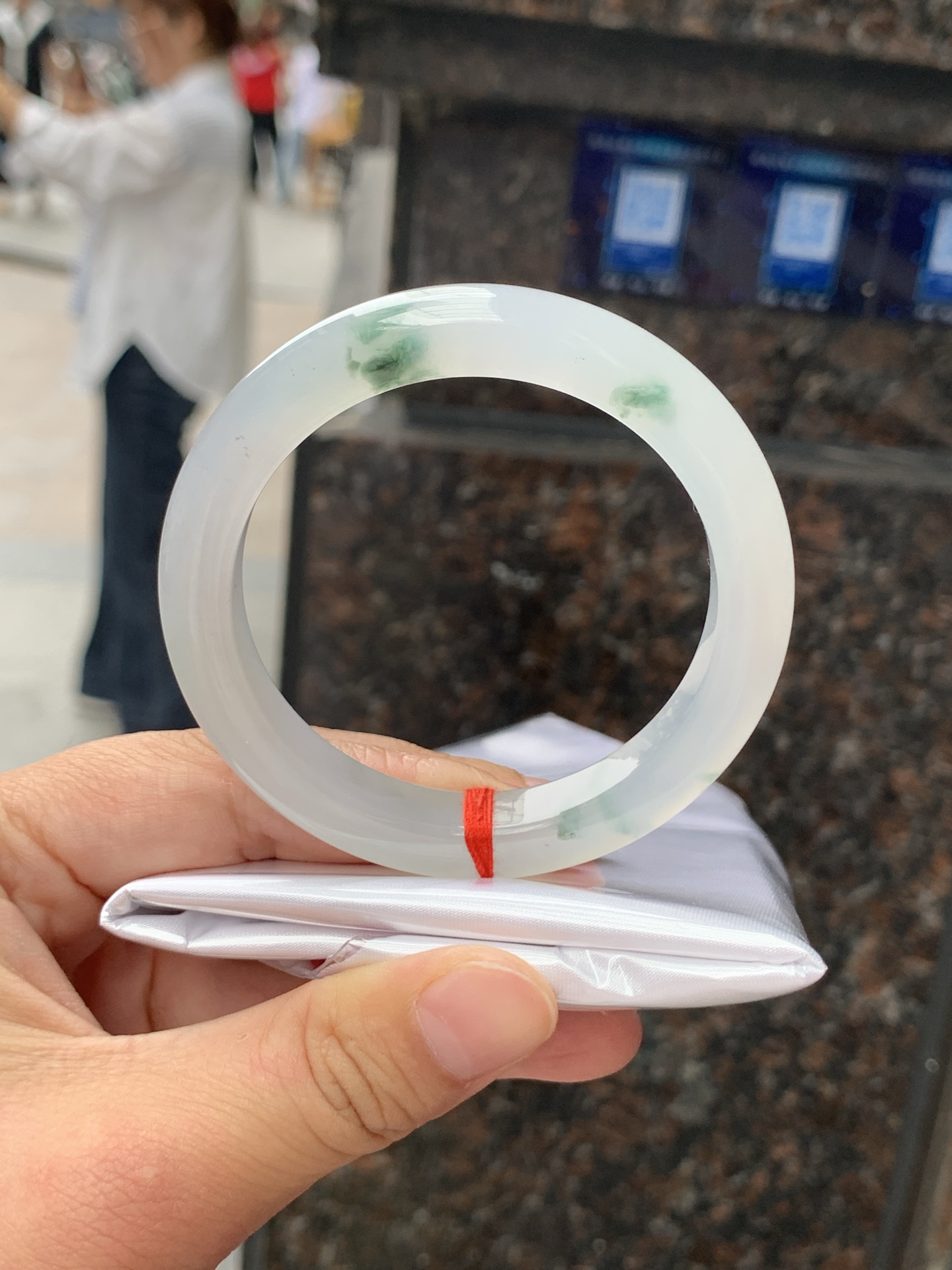 冰飘花正圈，53.4/9.7/8.8，0506-N637，打灯棉纹，底妆胶润细腻，几抹蓝花灵动飘逸，