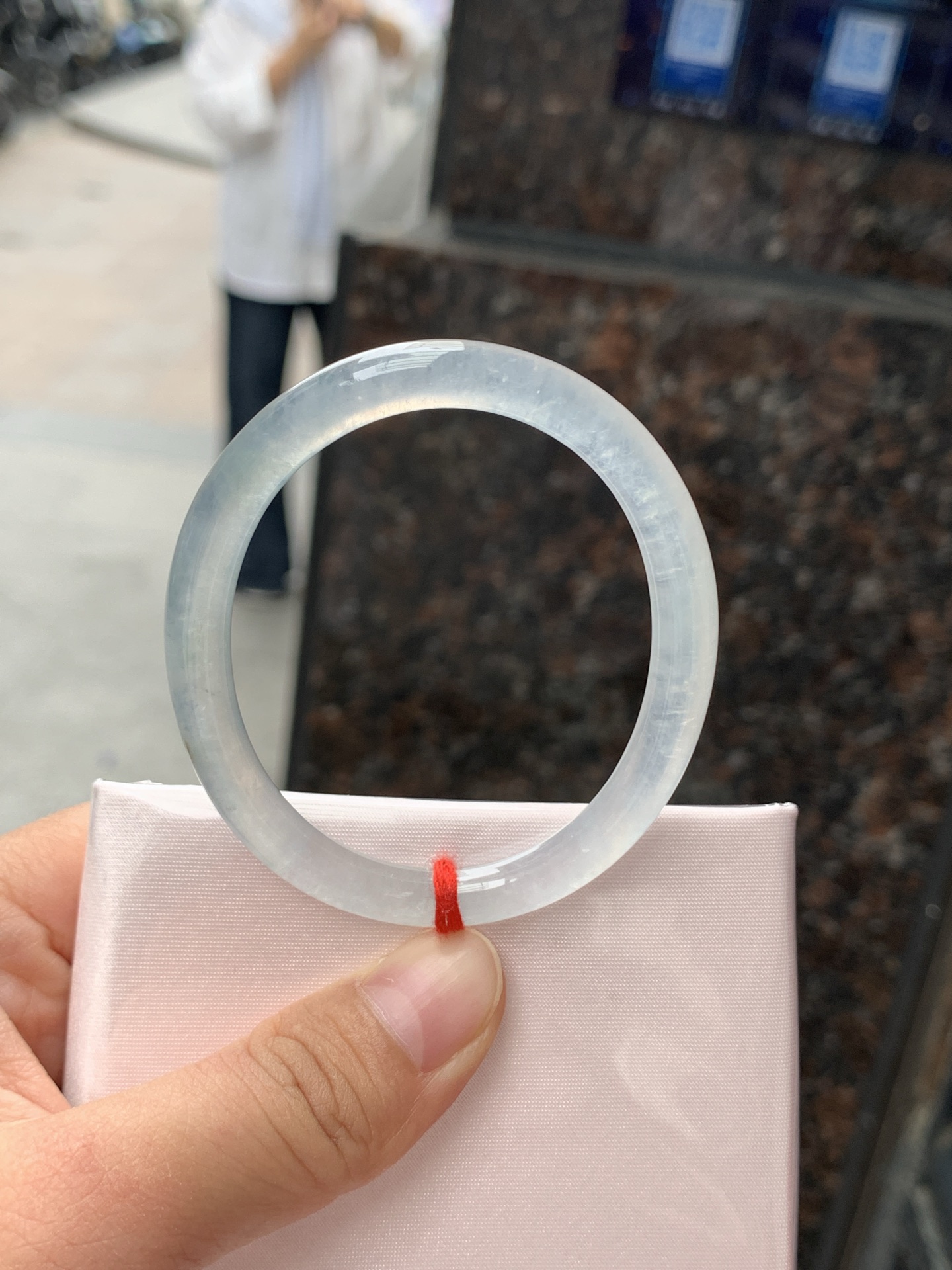贵妃，52.7-42.7-5.9-6.3，0506-N633，打灯冰晶纹，底妆冰透起光，蓝花灵动飘逸，勾勒出一幅唯美诗意的山水意境画，古典优雅又秀气