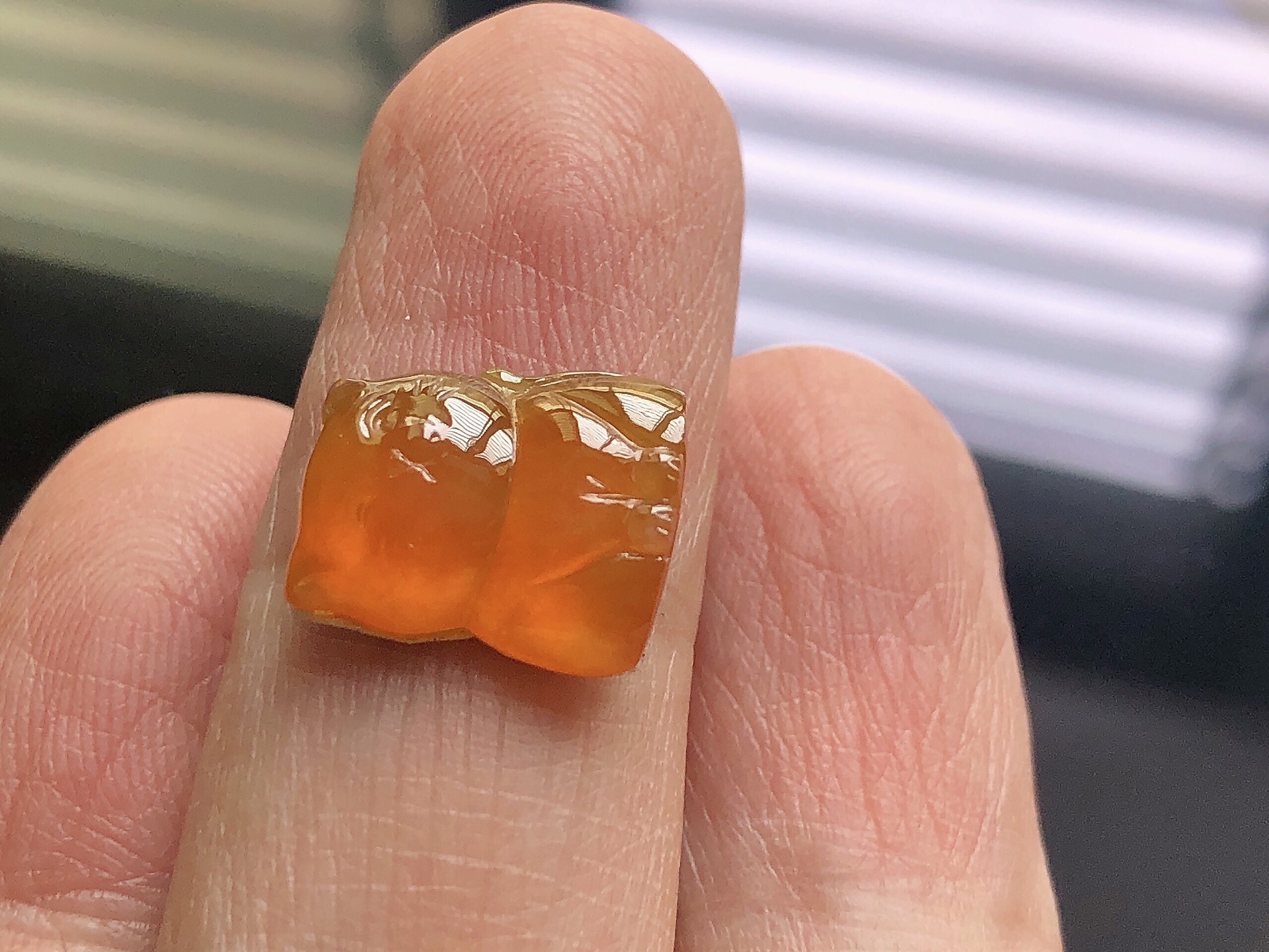 红翡小猫， 色泽极美，通透水润，玉质细腻，夺目迷人，镶嵌效果，品相，无裂，尺寸13*10.8*4