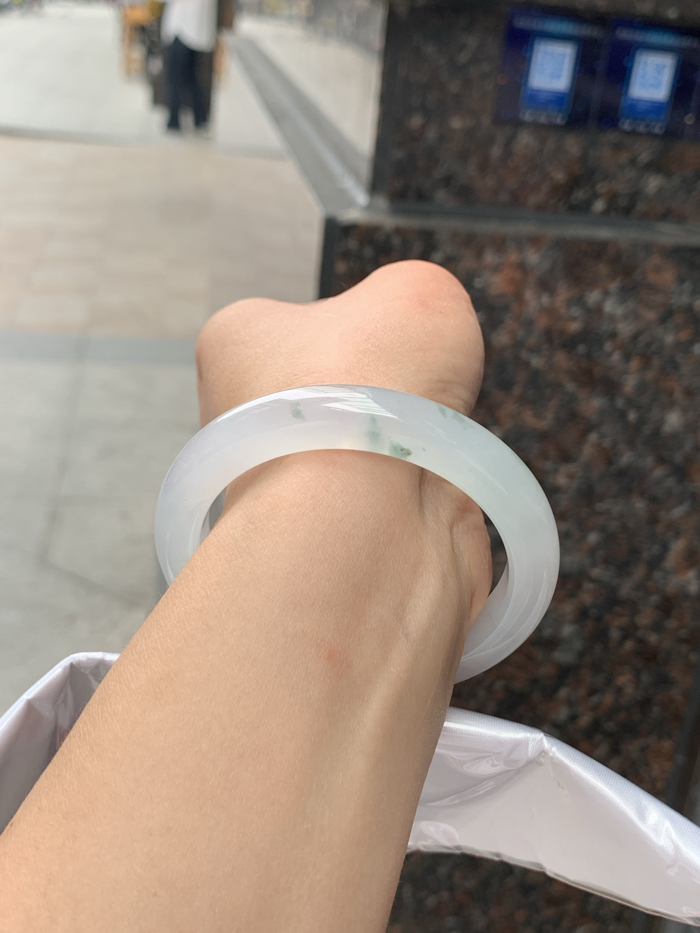 冰飘花正圈，53.4/9.7/8.8，0506-N637，打灯棉纹，底妆胶润细腻，几抹蓝花灵动飘逸，意境感十足，古典优雅又秀气