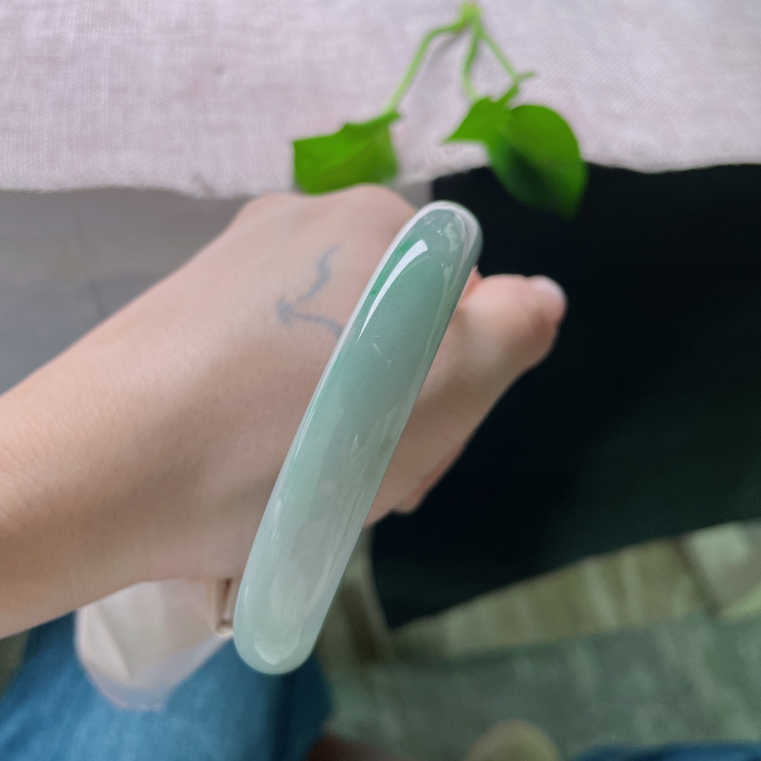 63.5/11.8/8.2，飘绿正圈，大圈口，点翠千金，水头好，肉质细腻，无裂，ss52143a
